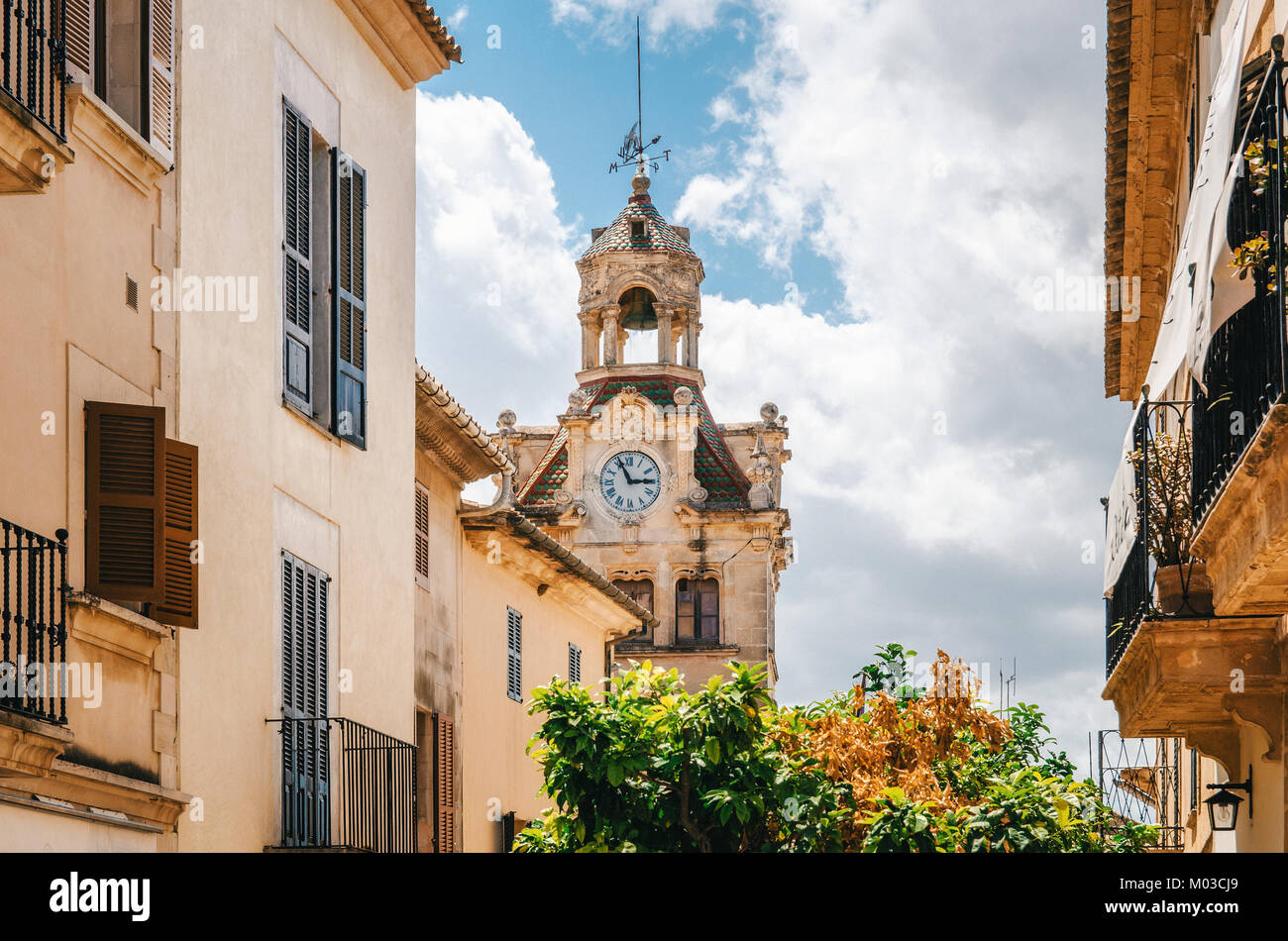 Architettura di Maiorca. La torre con orologio grande del municipio nel centro storico di Alcudia, Maiorca, isole Baleari, Spagna Foto Stock