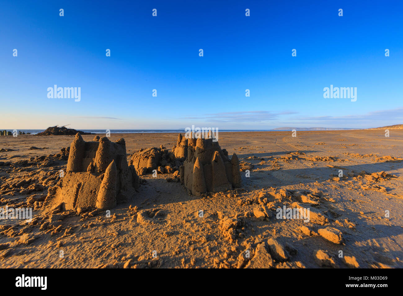 Castelli di Sabbia sulla spiaggia Berrow, Somerset, Regno Unito. Foto Stock