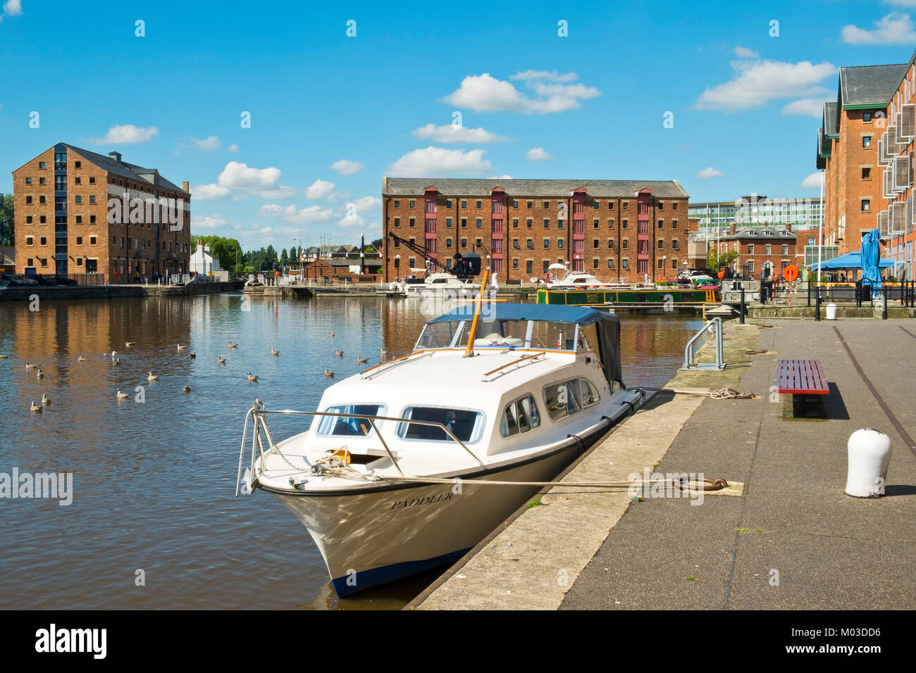 Gloucester, Regno Unito - 18th luglio 2016: Il sole estivo porta i visitatori a esplorare il patrimonio industriale di Gloucester Docks, Gloucester, Regno Unito. Questa storica area portuale può risalire alle sue radici fino al 1800 ed era un tempo il porto marittimo più interno del Regno Unito. Oggi la nautica da diporto ha sostituito per lo più le navi e le chiatte e i moli sono una vivace attrazione per i visitatori. Foto Stock