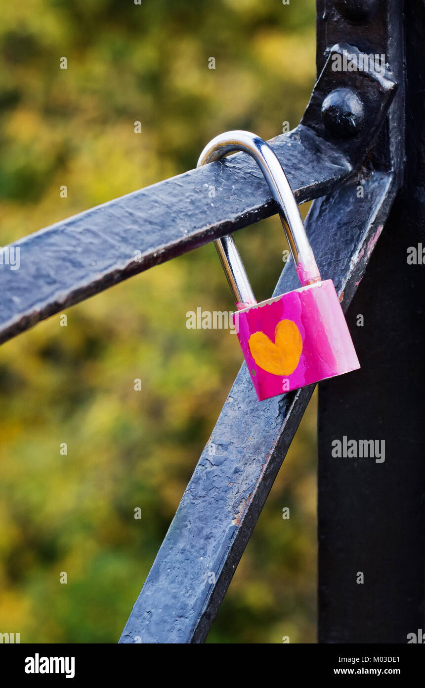 Lucchetto rosa con cuore sul recinto del ponte a Kiev, simbolo dell'amore. Foto Stock