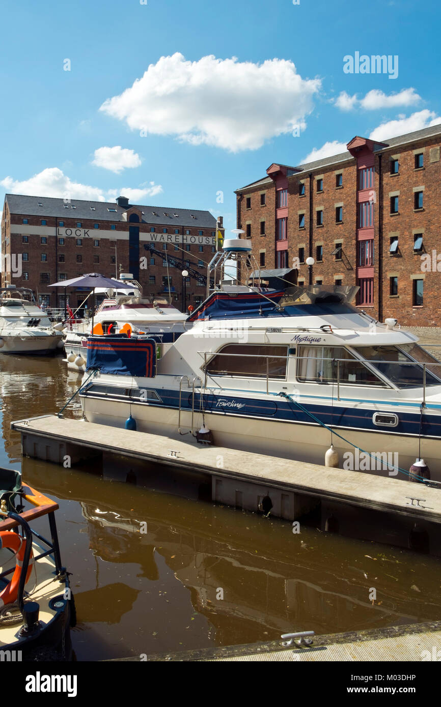 Gloucester, Regno Unito - 18th luglio 2016: Il sole estivo porta i visitatori a esplorare il patrimonio industriale di Gloucester Docks, Gloucester, Regno Unito. Questa storica area portuale può risalire alle sue radici fino al 1800 ed era un tempo il porto marittimo più interno del Regno Unito. Oggi la nautica da diporto ha sostituito per lo più le navi e le chiatte e i moli sono una vivace attrazione per i visitatori. Foto Stock