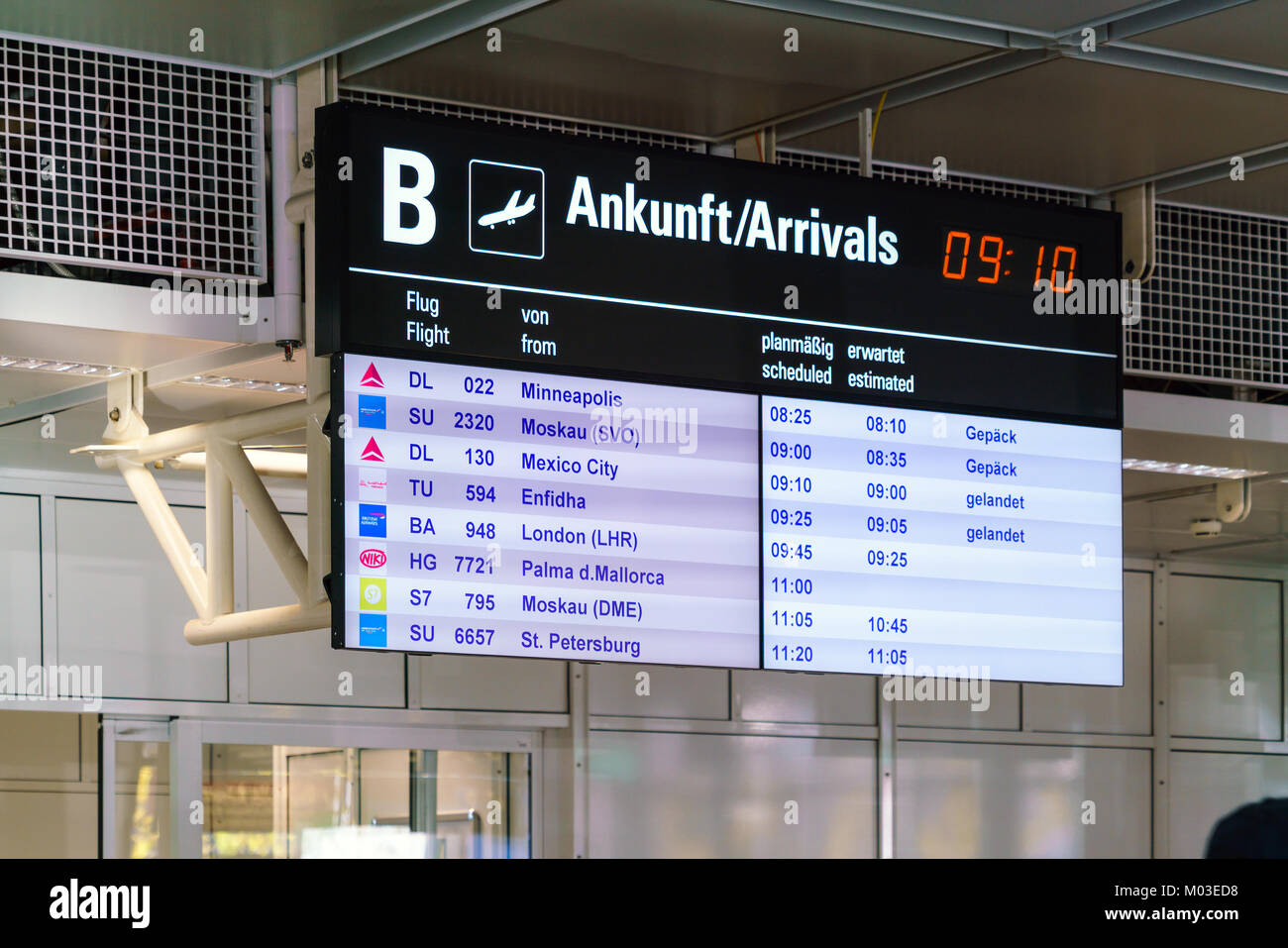 Monaco di Baviera, Germania - 14 Ottobre 2017: segnapunti elettronici con l'orario di arrivo di aerei in aeroporto Foto Stock