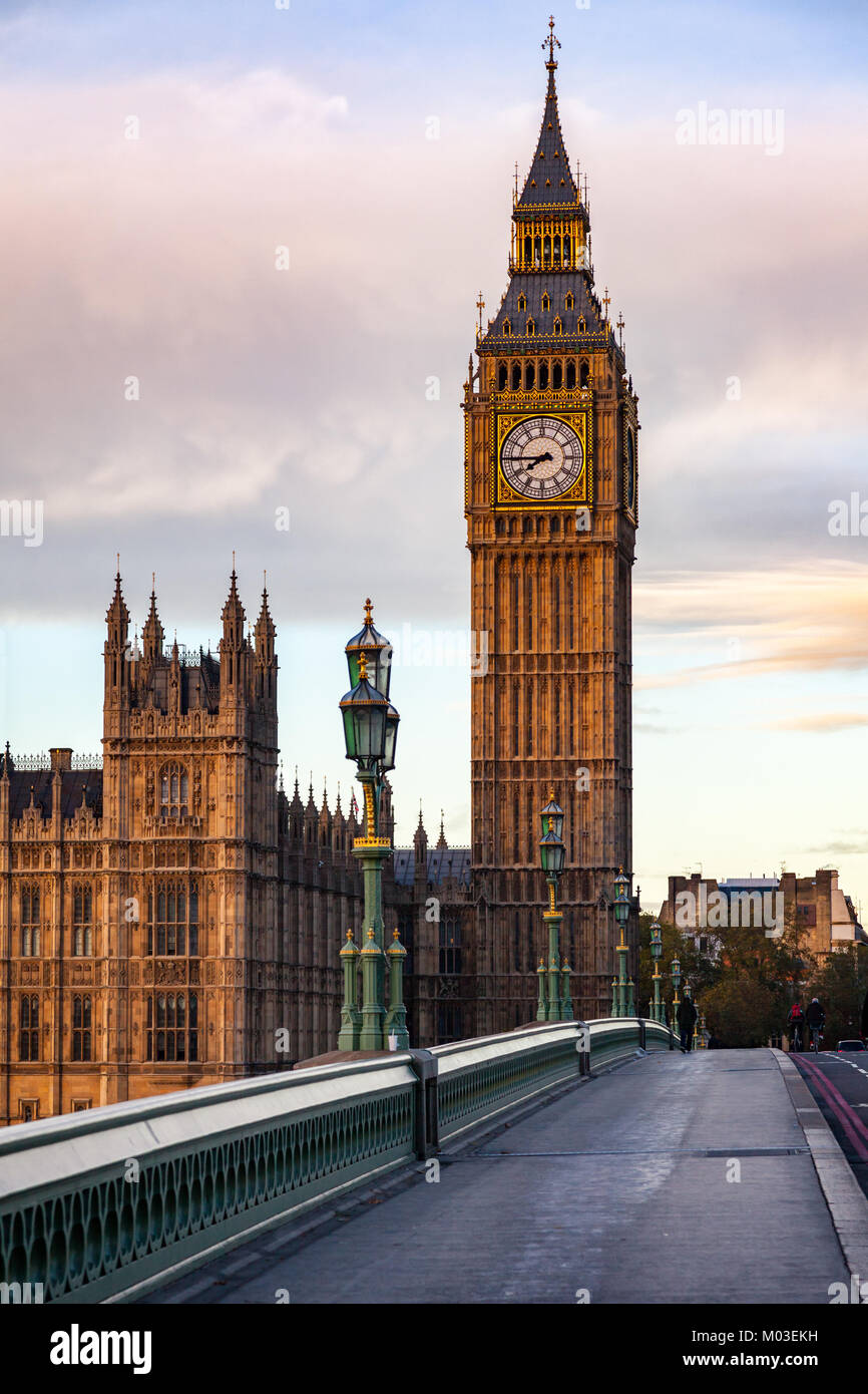 Palazzo di Westminster Elisabetta La Torre aka Big Ben visto dal Westminster Bridge in una luce mattutina di Londra, Regno Unito Foto Stock