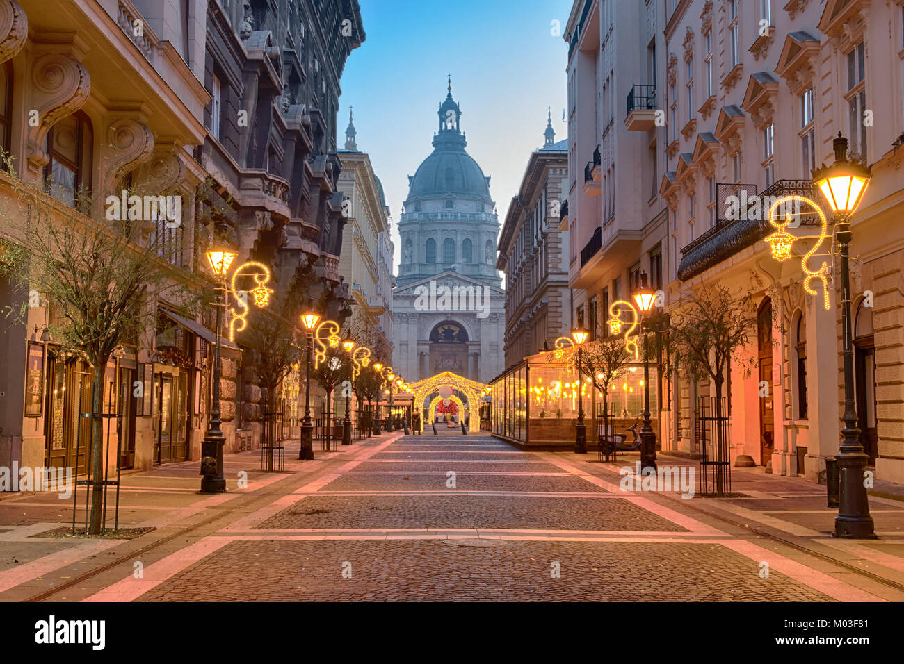 Zrínyi street a Budapest che termina con la Basilica di Santo Stefano edificio Foto Stock