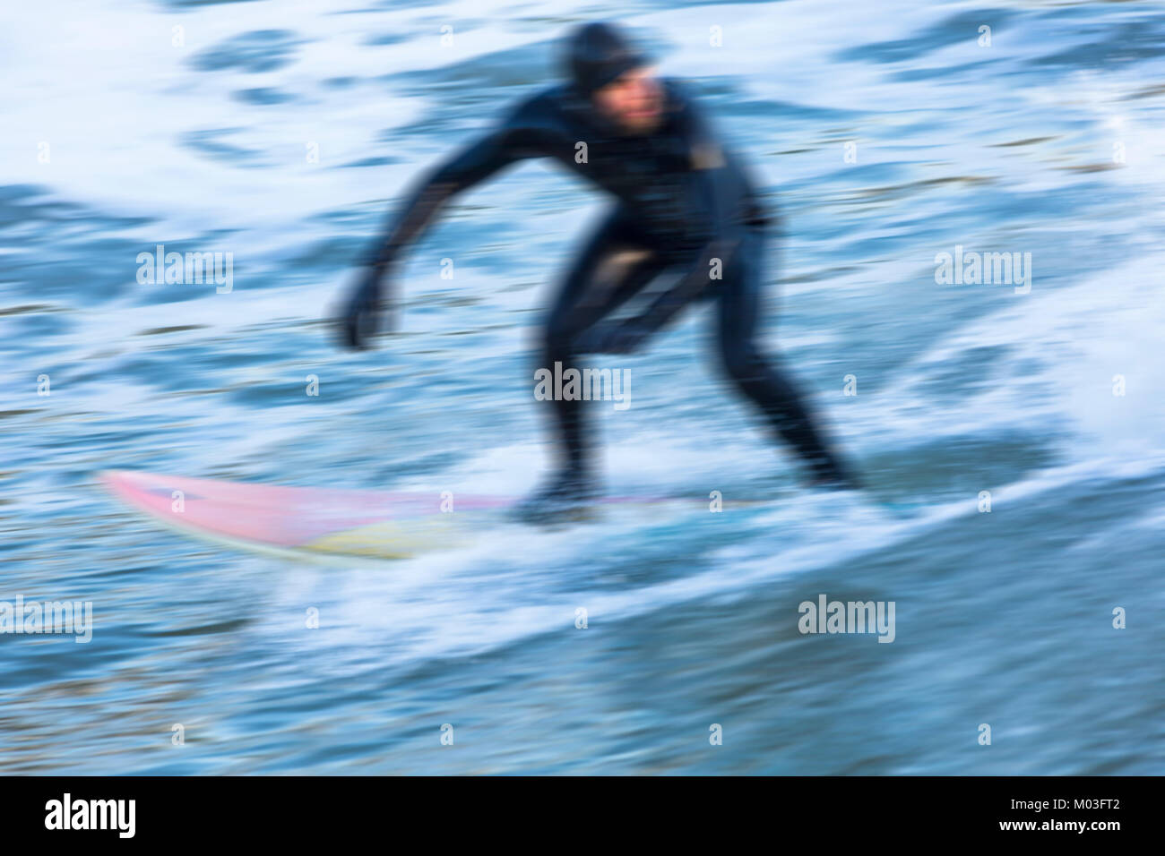 Abstract impressioni del surfer a cavallo di un onda al Bournemouth Beach e Bournemouth Dorset Regno Unito nel gennaio Foto Stock
