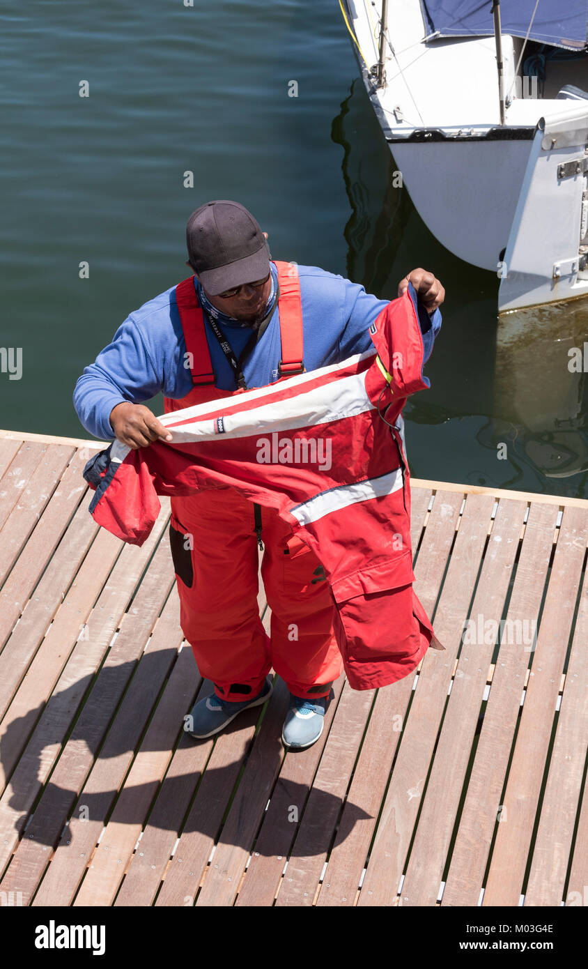 Cape Town Waterfront Sud Africa. Dicembre 2017. Yachtsman mettendo su abbigliamento protettivo. Volvo Ocean Race. Foto Stock