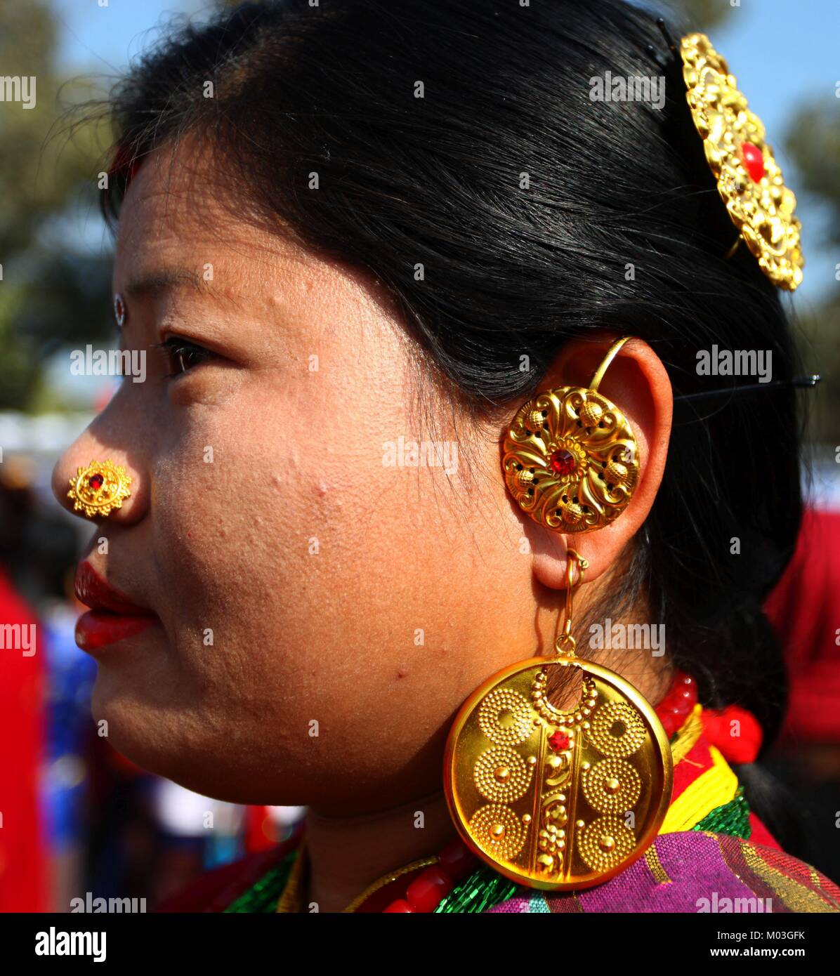 Kathmandu, Nepal. 18 gennaio, 2018. Una donna da Tamang comunità indossa gioielli etnici per celebrare Sonam Lhosar festival in Kathmandu, che segna la fine dell'anno di uccelli e l'inizio dell anno del cane. Sonam Lhosar è osservato come il nuovo anno lunare dai Tamang comunità etnico gruppo di indigeni che vivono in Nepal. Credito: Archana Shrestha che Pacifico/press/Alamy Live News Foto Stock