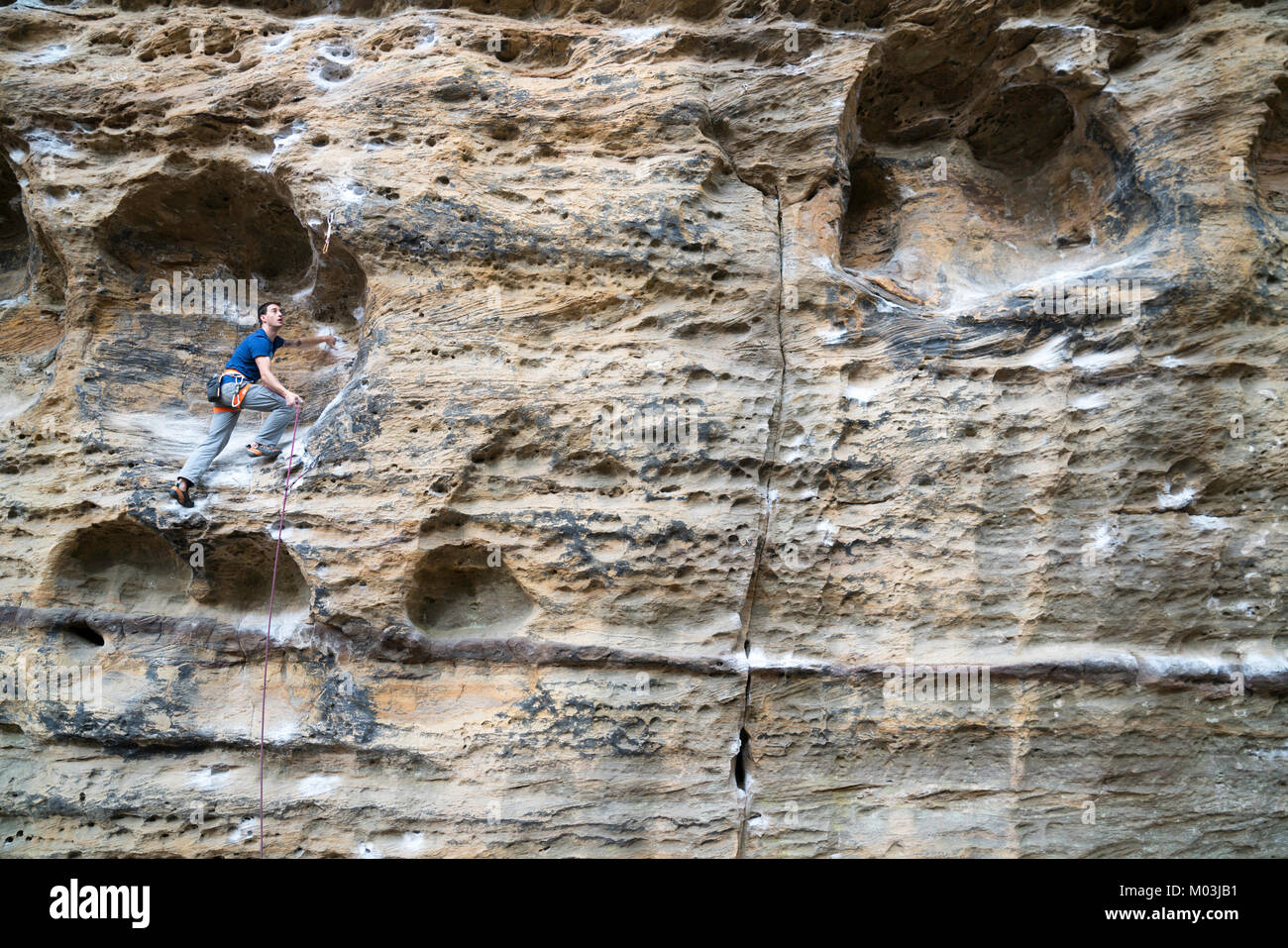 Un uomo salire la Hueco in Red River Gorge, Kentucky. Foto Stock