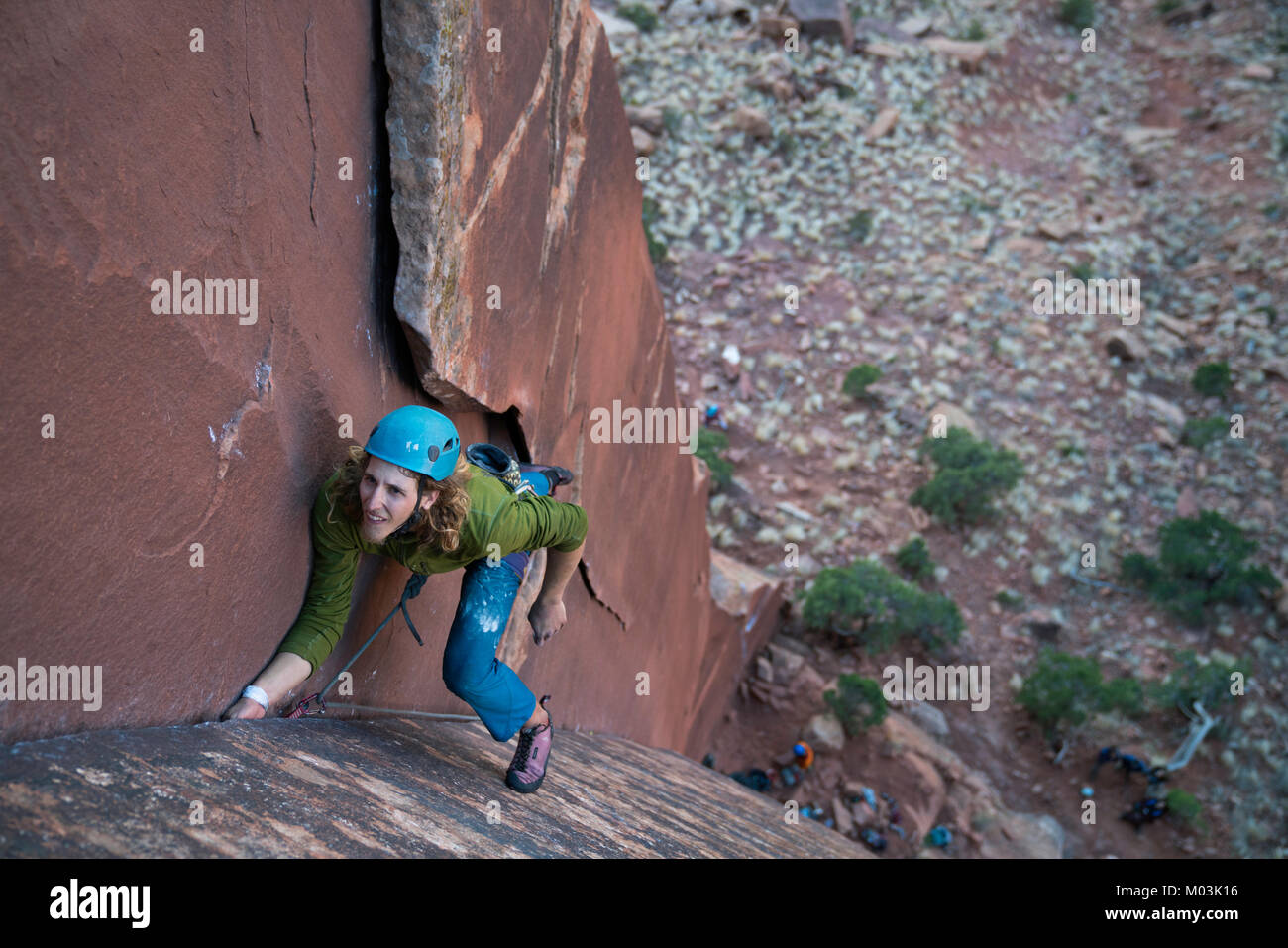 Un uomo si arrampica a crack in Indian Creek, Moab. Foto Stock