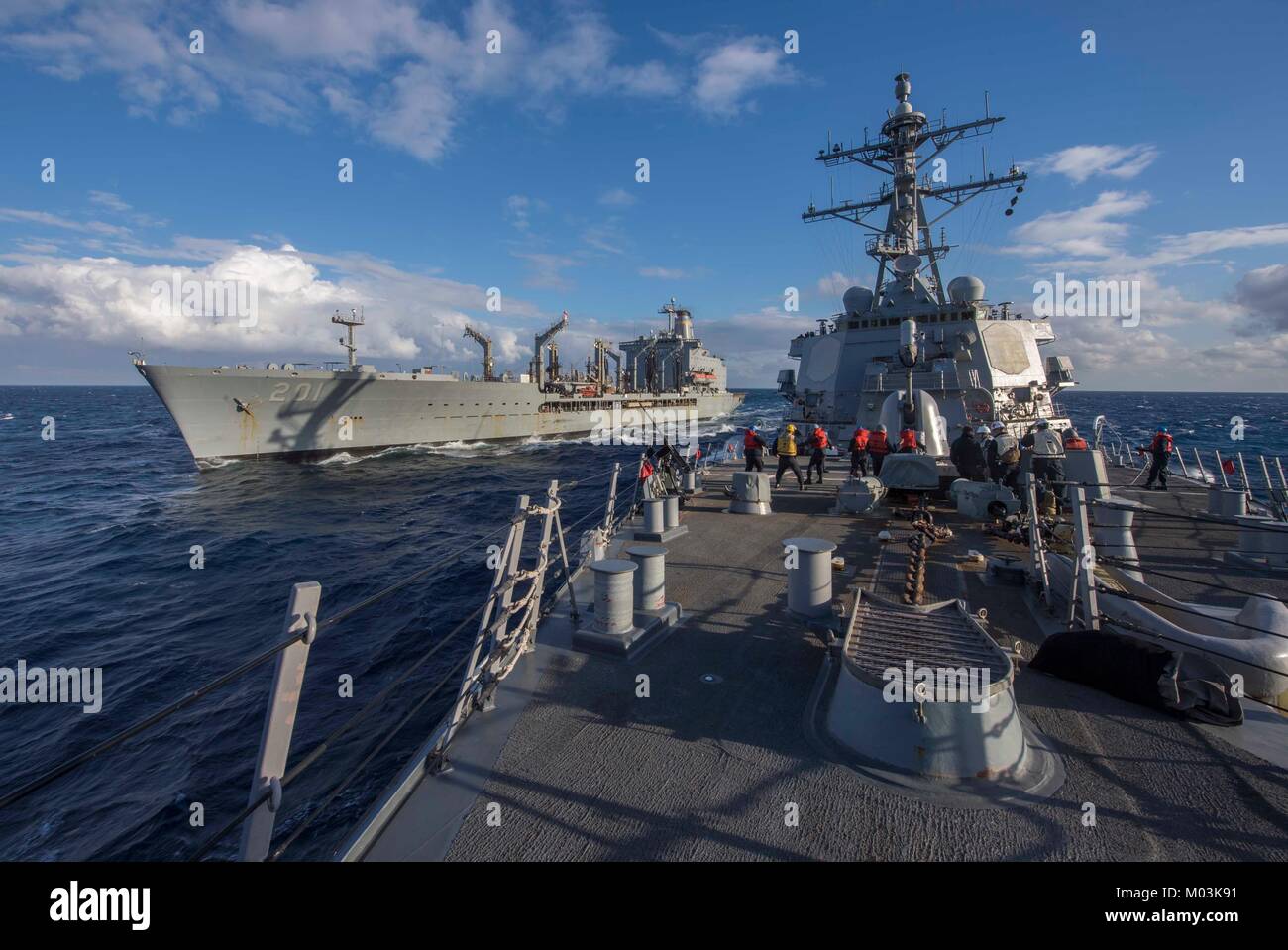 Il Arleigh Burke-class guidato-missile destroyer USS Carney (DDG 64) si distacca dalla flotta oliatore di rifornimento USNS Patuxent (T-AO 201) dopo un rifornimento in mare nel Mare Egeo. Foto Stock