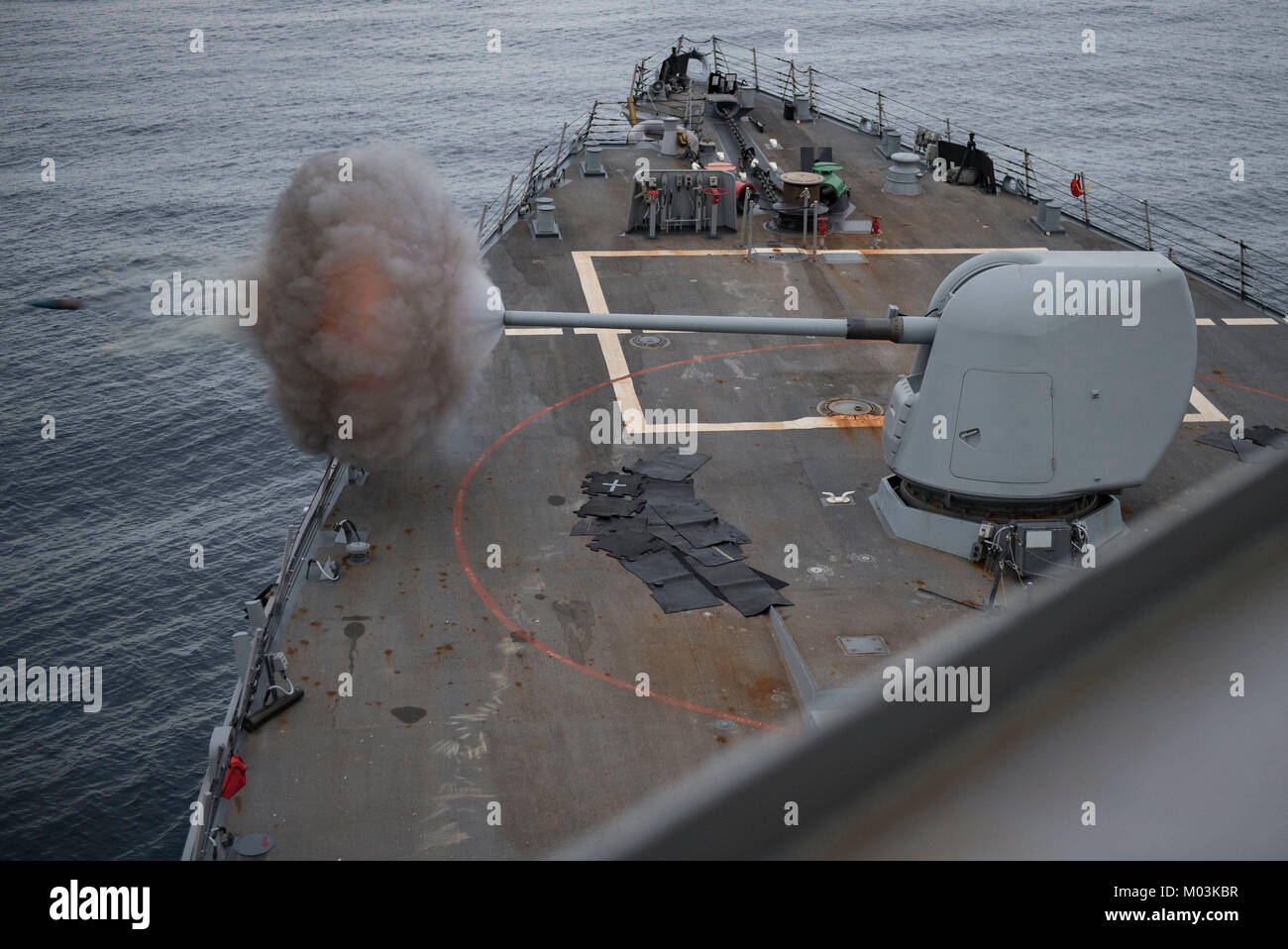 Il Arleigh Burke-class guidato-missile destroyer USS Ross (DDG 71) spara i suoi 5 pollici pistola durante un'esercitazione a fuoco con la Royal Navy Marocchino. Foto Stock
