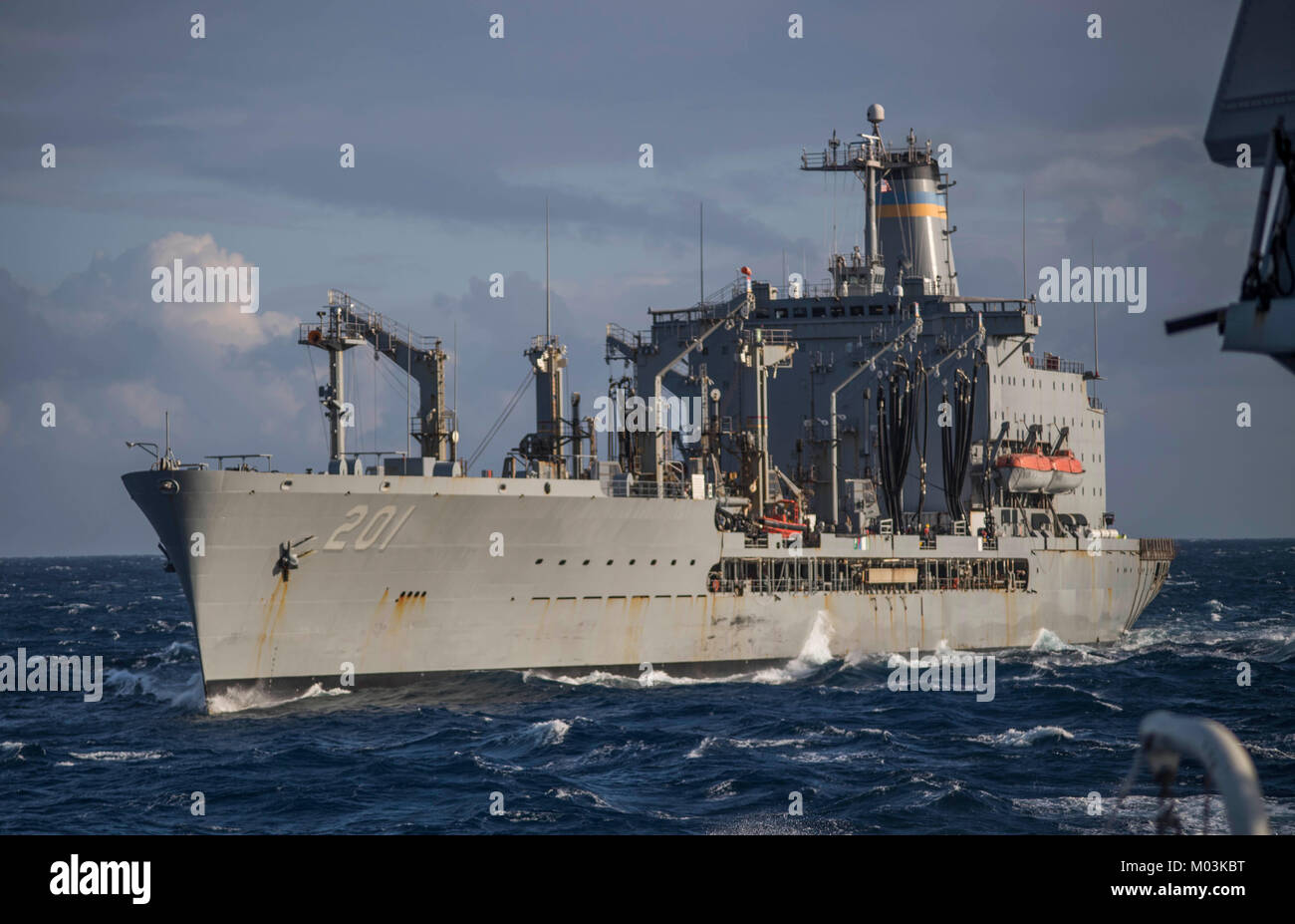 Flotta oliatore di rifornimento USNS Patuxent (T-AO 201) vapori a fianco del Arleigh Burke-class guidato-missile destroyer USS Carney (DDG 64) nel Mare Egeo. Foto Stock