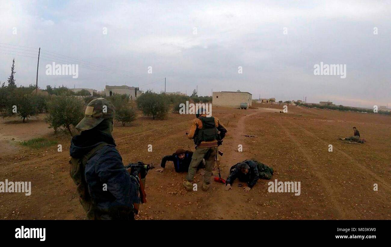 Ancora immagine presa da una propaganda video rilasciata a gennaio 15, 2018 mostra esercito siriano soldati feriti e mendicando per la loro vita durante la lotta con stato islamico fighters vicino Abu Duhur Airbase nel Governatorato Idlib, Siria. Foto Stock