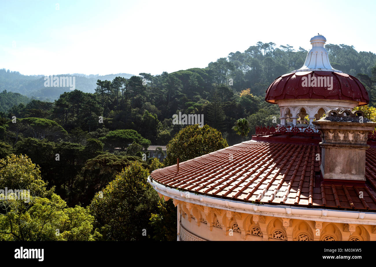 Vista del round e delicatamente tetti spioventi e la decorazione del finilas di Monserrate nel Palazzo di Sintra, Portogallo Foto Stock