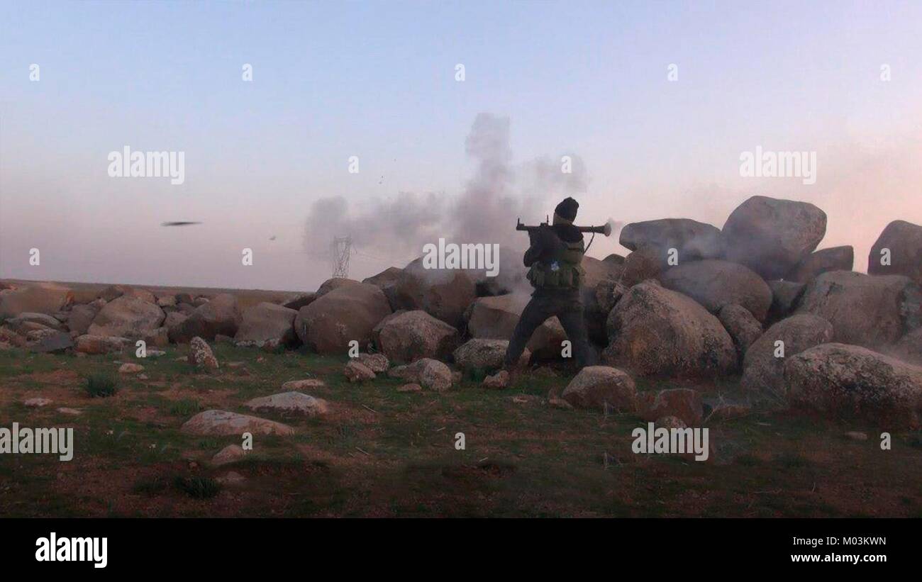 Ancora immagine presa da una propaganda video rilasciato il 13 gennaio 2018 mostra Al Qaeda affiliated islamico del Turkestan combattenti di partito sparare razzi a esercito siriano posizioni vicino Abu Duhur Airbase nel Governatorato Idlib, Siria. Foto Stock