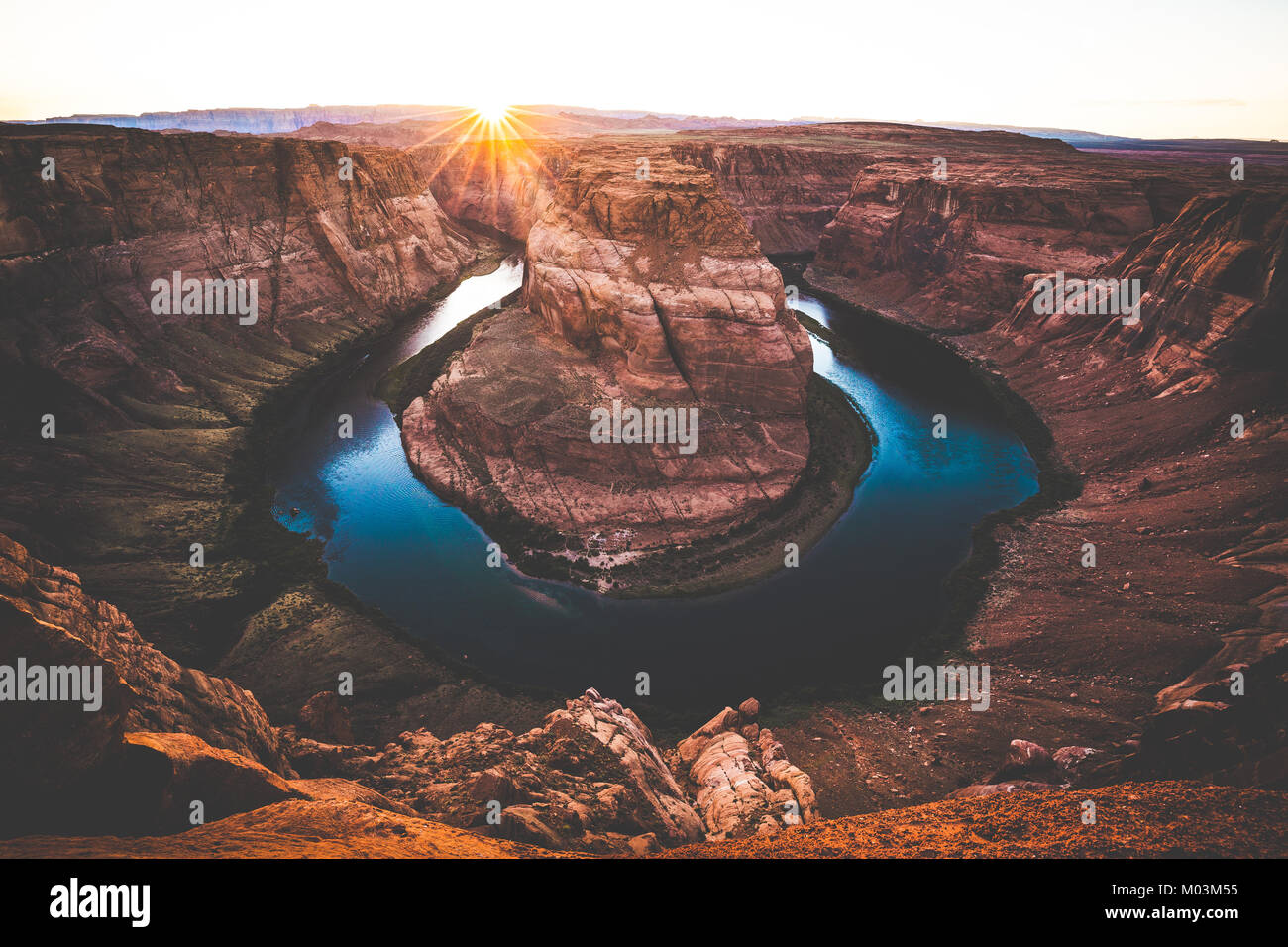 Classic ampio angolo di vista della famosa curva a ferro di cavallo, a forma di ferro di cavallo meandro del fiume Colorado si trova vicino alla città di pagina, Arizona, Stati Uniti d'America Foto Stock