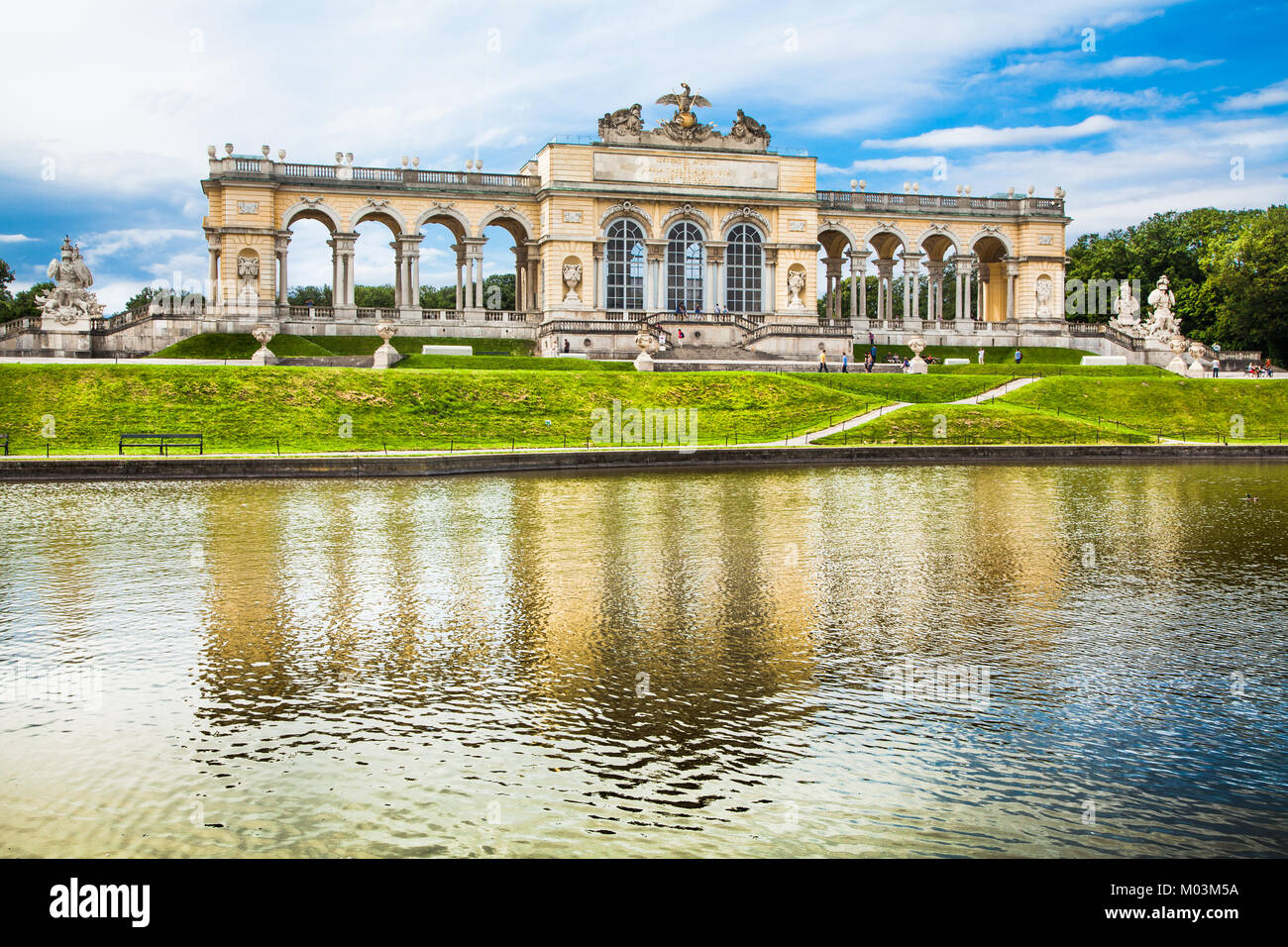 Bellissima vista del famoso Gloriette al Palazzo di Schonbrunn e giardini di Vienna in Austria Foto Stock