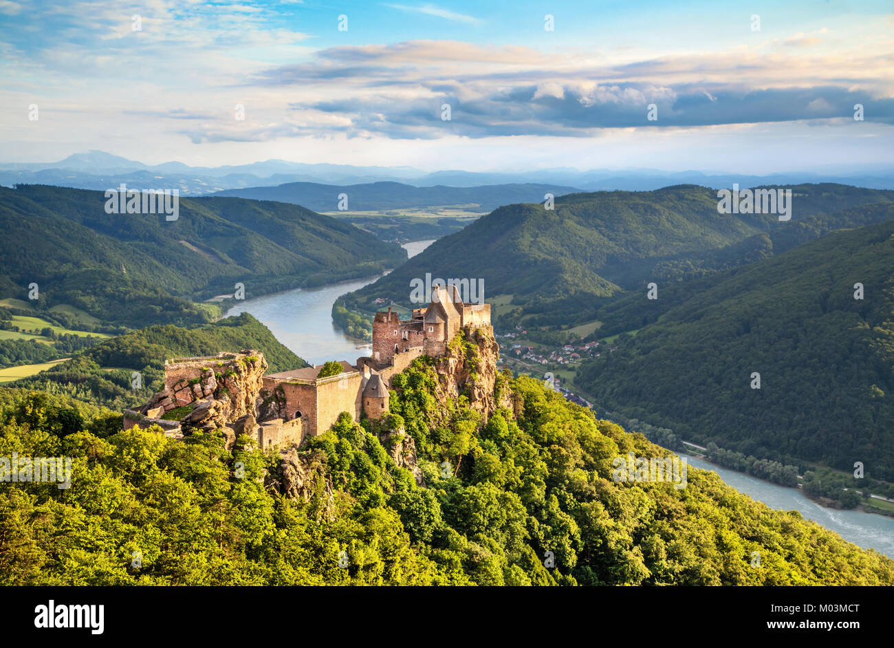 Bel paesaggio con il castello di Aggstein rovina e il fiume Danubio al tramonto nella Wachau, Austria Foto Stock