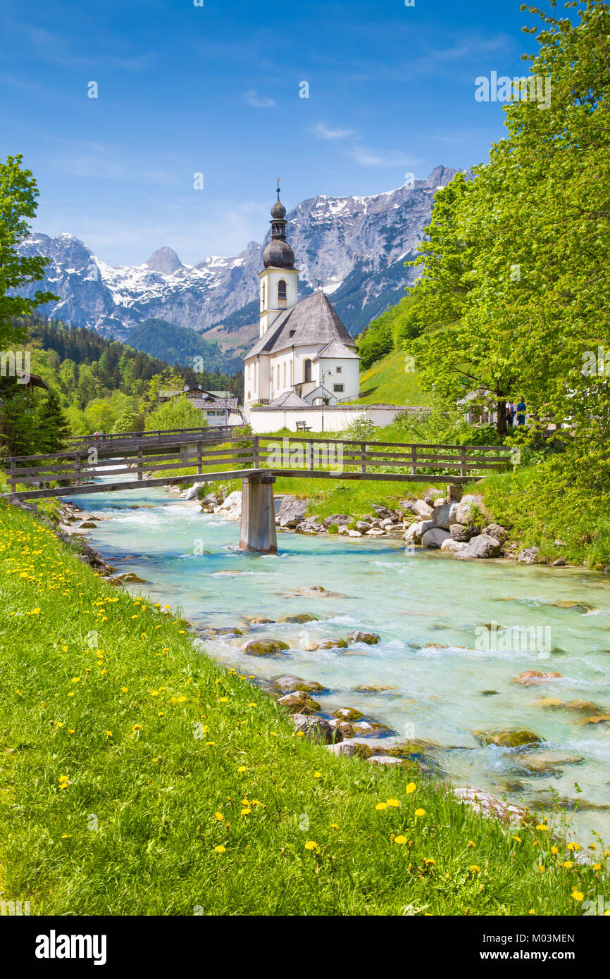 Scenic paesaggio di montagna nelle Alpi Bavaresi con la famosa Chiesa Parrocchiale di San Sebastian nel villaggio di Ramsau in primavera, Nationalpark Berchte Foto Stock
