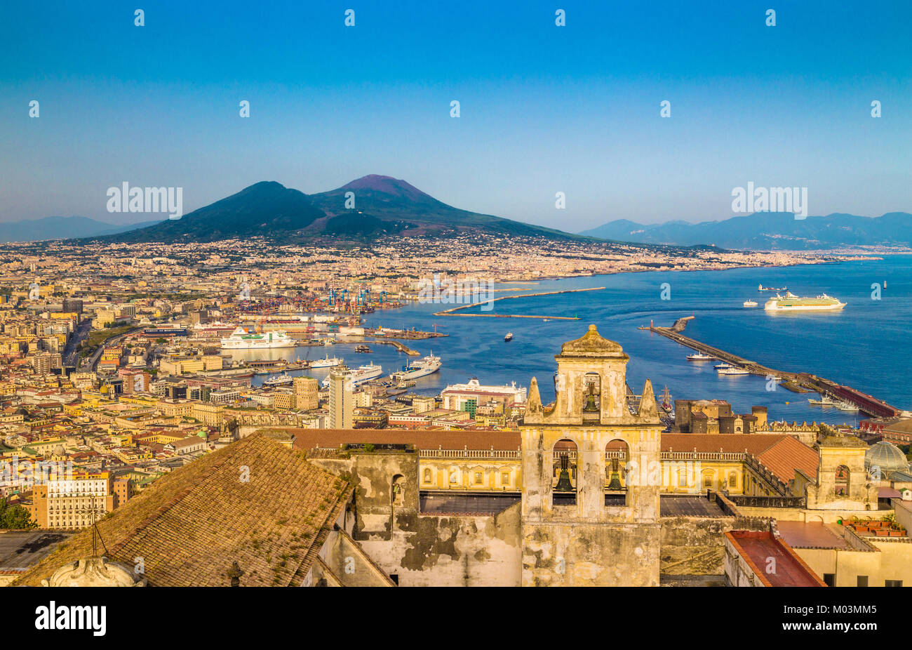 New Scenic 5 posti da cartolina della vista della città di Napoli (Napoli) con il famoso Monte Vesuvio in background in golden luce della sera al tramonto, Campania, Foto Stock