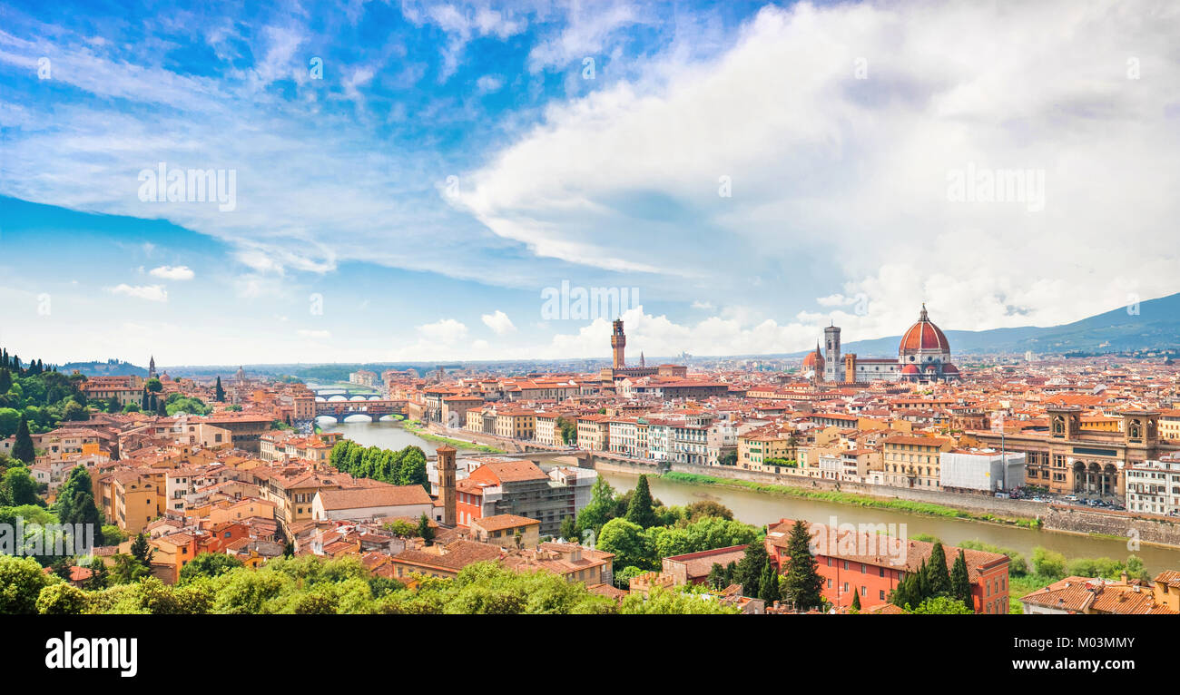 Vista panoramica della città di Firenze con il fiume Arno in Toscana, Italia Foto Stock