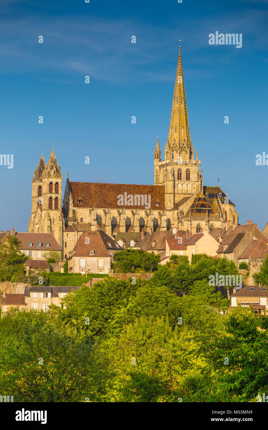 Città storica di Autun con la famosa cattedrale di Saint-Lazare d'Autun sulla cima di una collina in golden luce della sera al tramonto, Saône-et-Loire department, Burg Foto Stock
