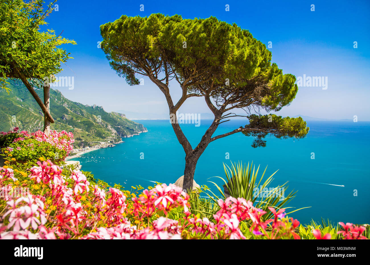 New Scenic 5 posti da cartolina vista della famosa Costiera Amalfitana con il Golfo di Salerno da Villa Giardini Rufolo a Ravello, Campania, Italia Foto Stock