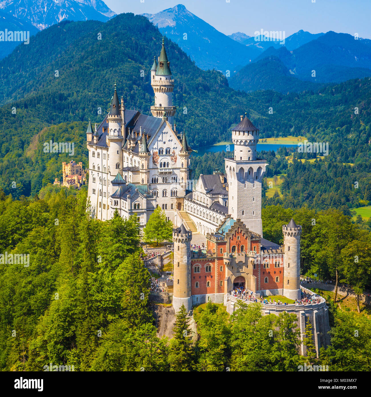 Bellissima vista del famoso castello di Neuschwanstein, il diciannovesimo secolo Revival Romanico Palace costruito per il re Ludwig II su una rupe robusto, wit Foto Stock
