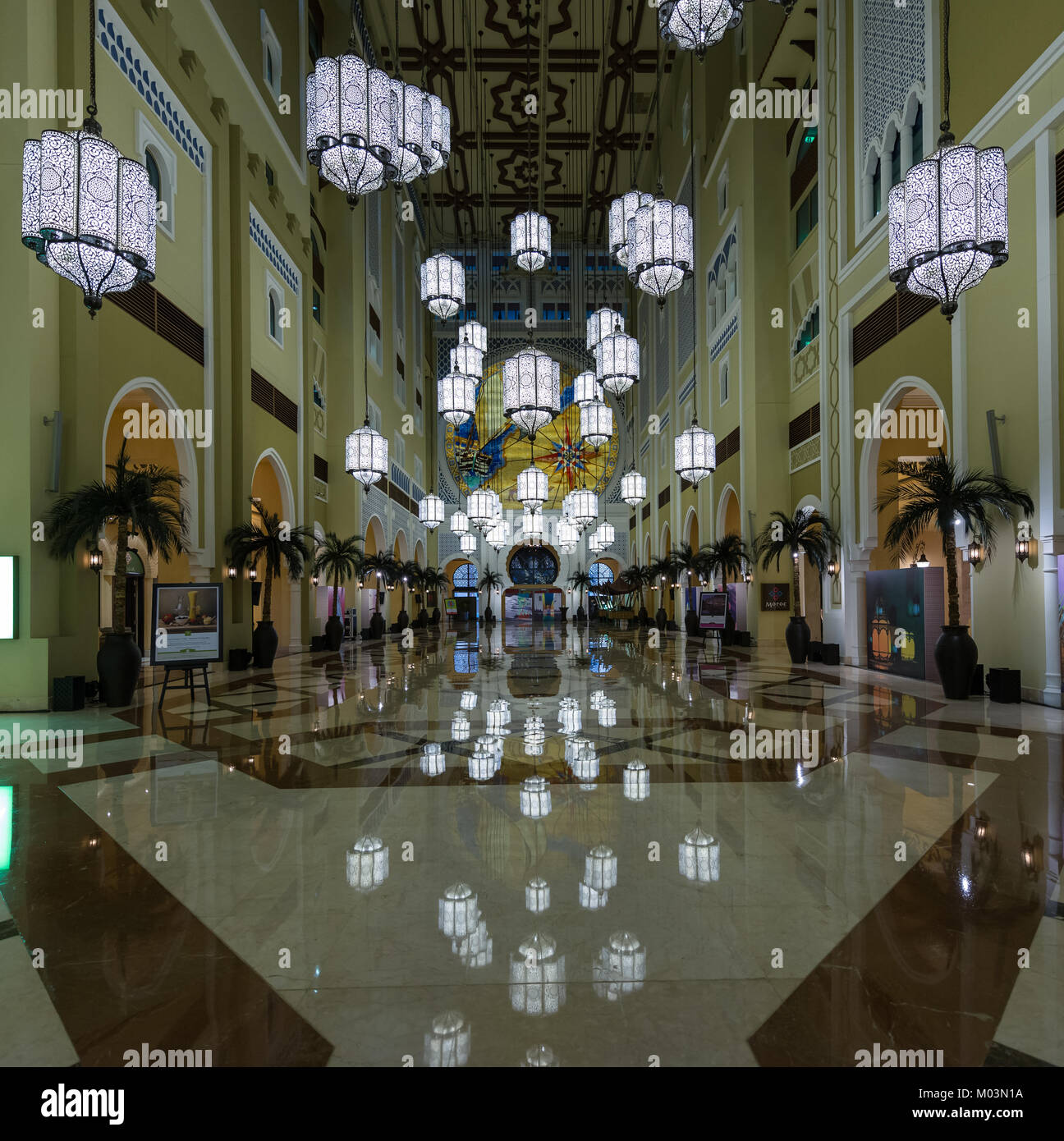Arabo tradizionale interno di un hotel a Dubai, Emirati Arabi Uniti, Emirati Arabi Uniti Foto Stock