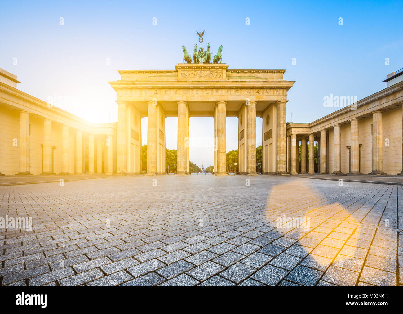 Famoso Brandenburger Tor (Porta di Brandeburgo), uno dei più noti monumenti e simboli nazionali di Germania, all'alba, Berlino, Germania Foto Stock