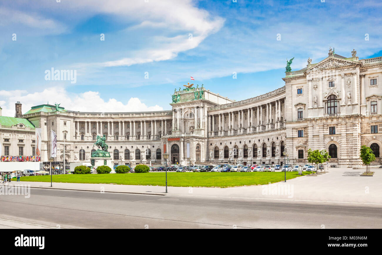 Famoso Palazzo di Hofburg con Heldenplatz a Vienna, in Austria Foto Stock