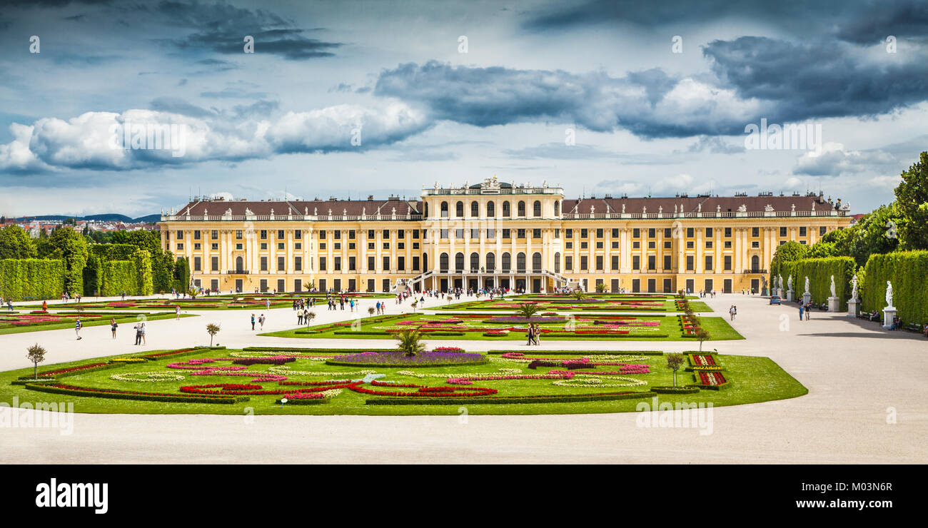 Bellissima vista del famoso Palazzo di Schonbrunn con grande parterre giardino di Vienna in Austria Foto Stock