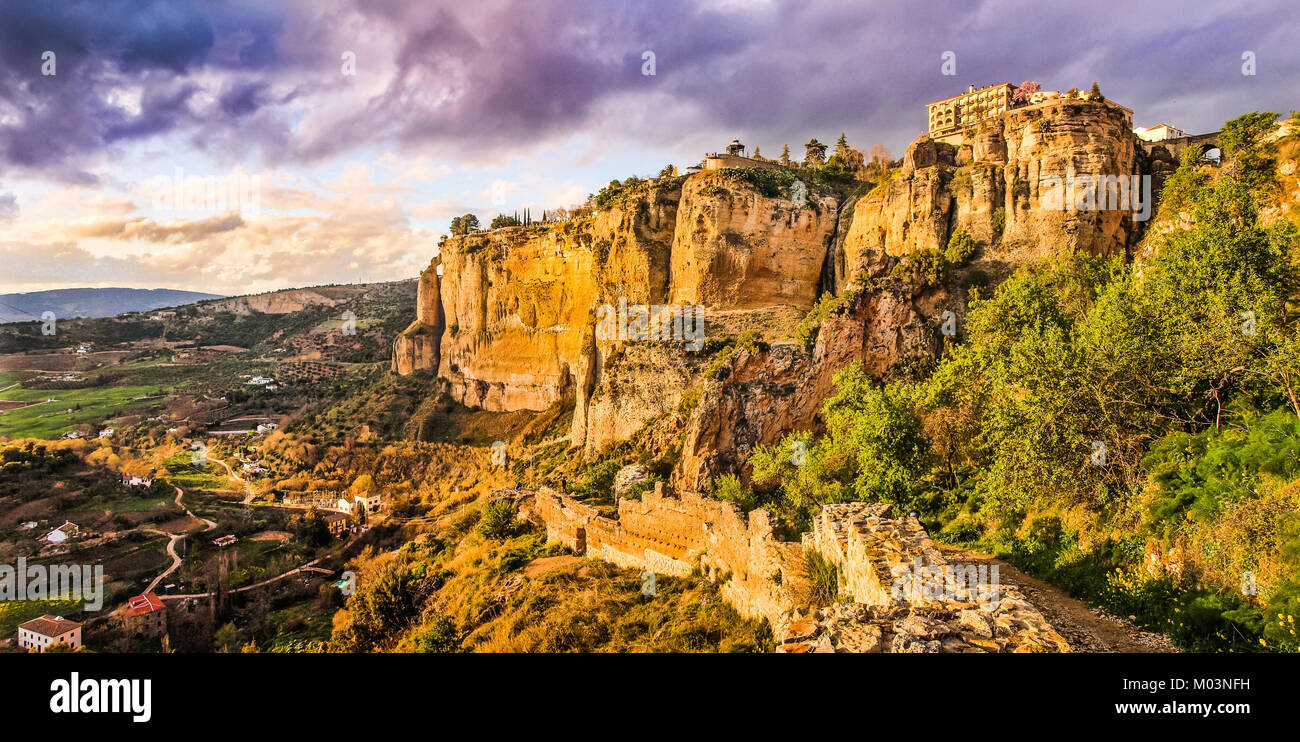 Vista panoramica della città vecchia di Ronda, uno dei più famosi villaggi bianchi, al tramonto nella provincia di Malaga, Andalusia, Spagna Foto Stock