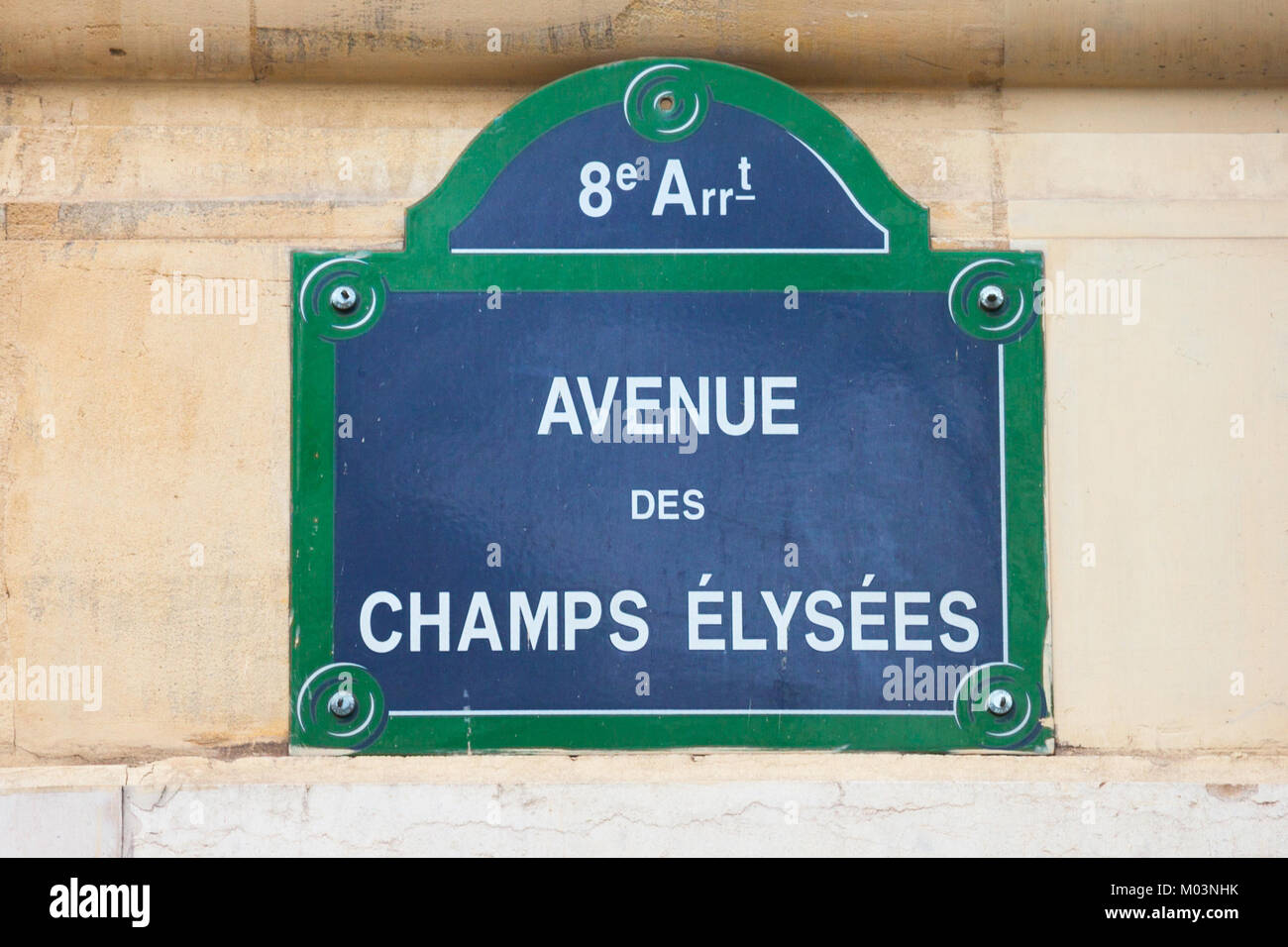 Un cartello stradale che indica Avenue Champs Elysees di Parigi, Francia. Gli Champs Elysees, situato nella parte occidentale di Parigi, è uno dei più noti e più lussuose s Foto Stock