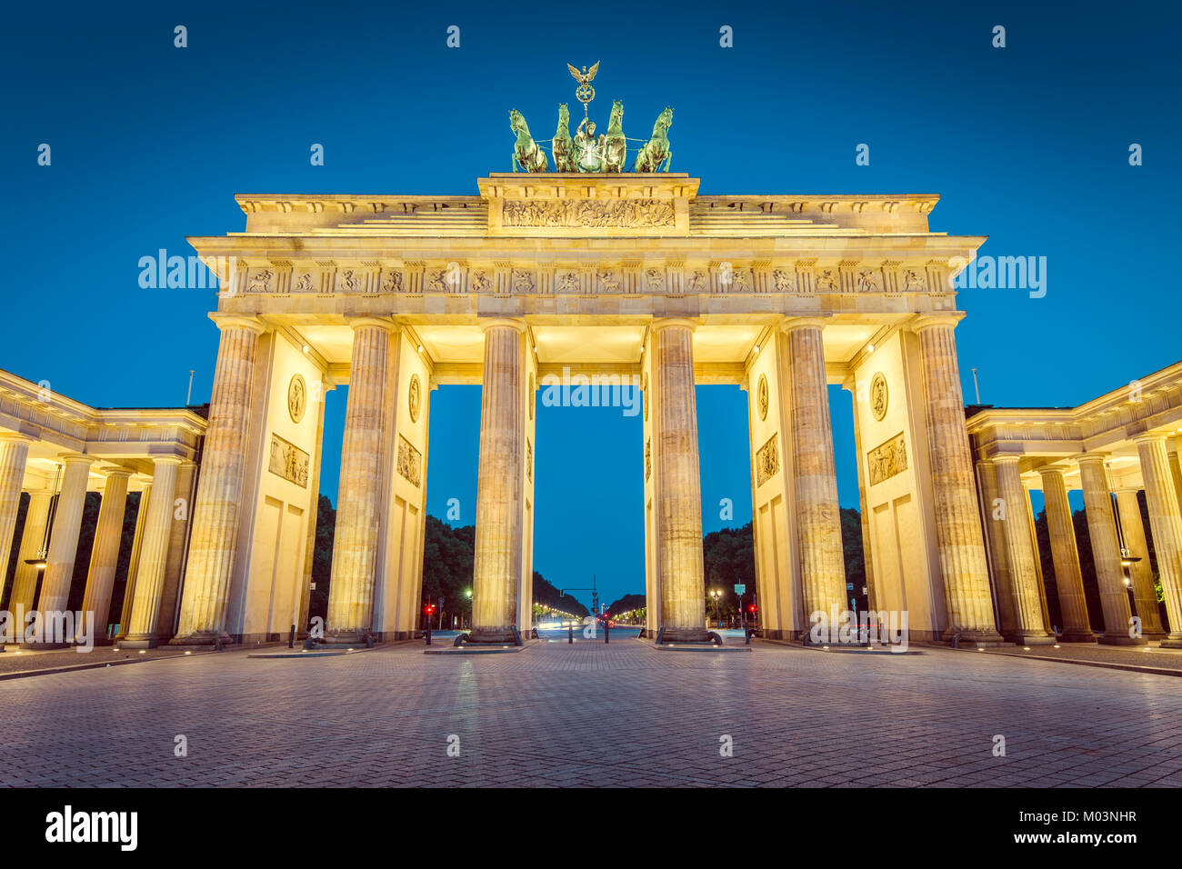 Visualizzazione classica del famoso Brandenburger Tor (Porta di Brandeburgo), uno dei più noti monumenti e simboli nazionali della Germania, in Twilight, Berlino Foto Stock