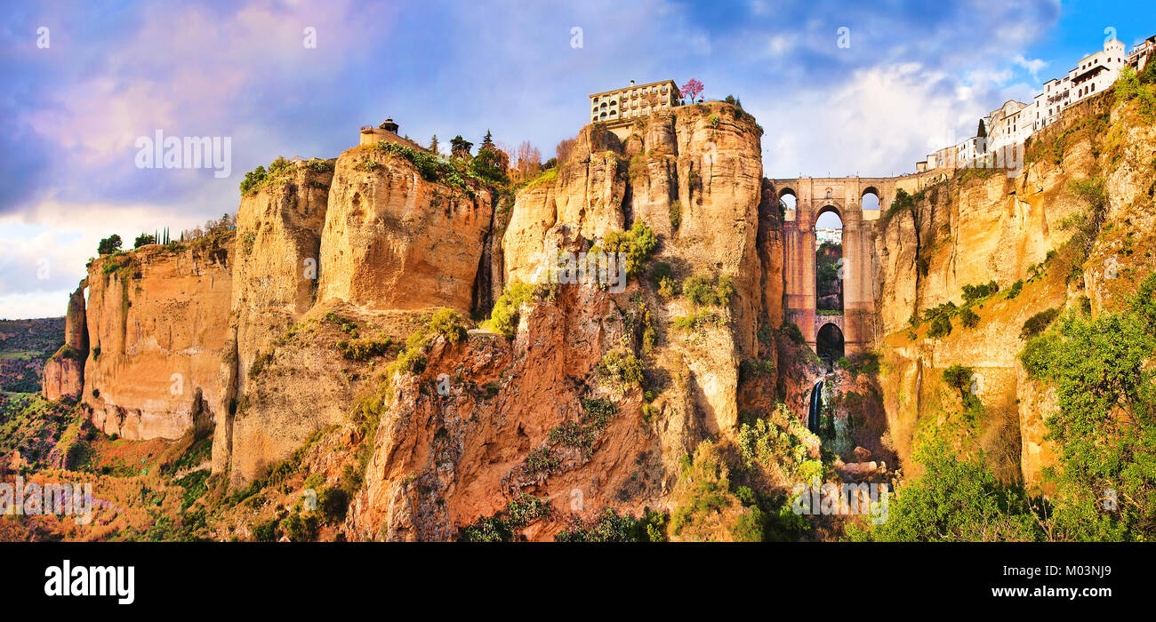 Vista panoramica della città vecchia di Ronda, uno dei più famosi villaggi bianchi, al tramonto nella provincia di Malaga, Andalusia, Spagna Foto Stock