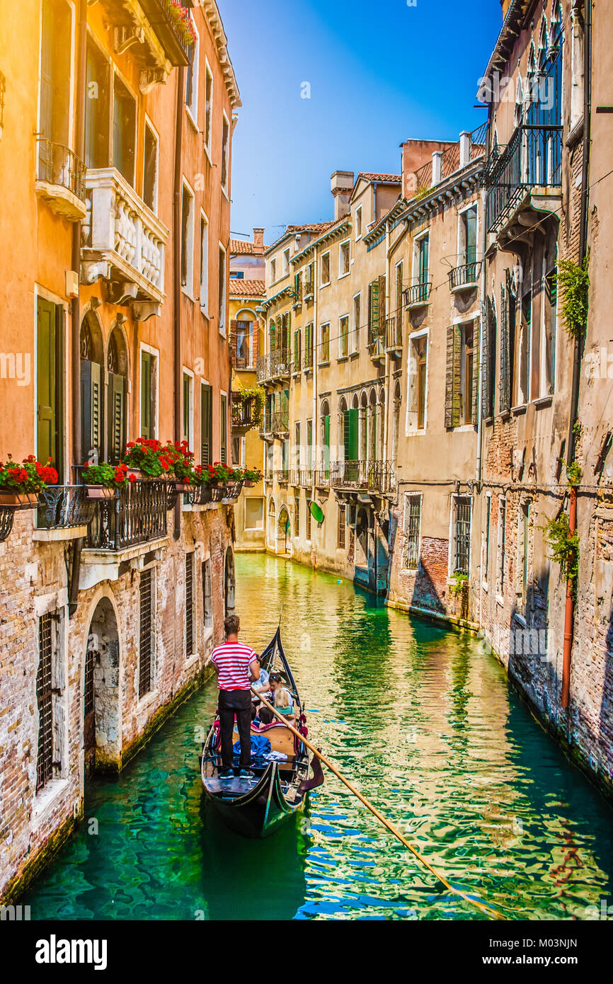 Bella scena con tradizionale gondola e canale di Venezia, Italia Foto Stock