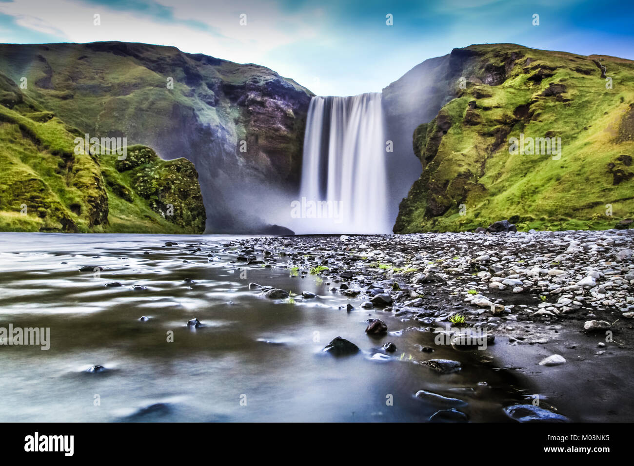 Lunga esposizione della famosa cascata Skogafoss in Islanda al crepuscolo Foto Stock