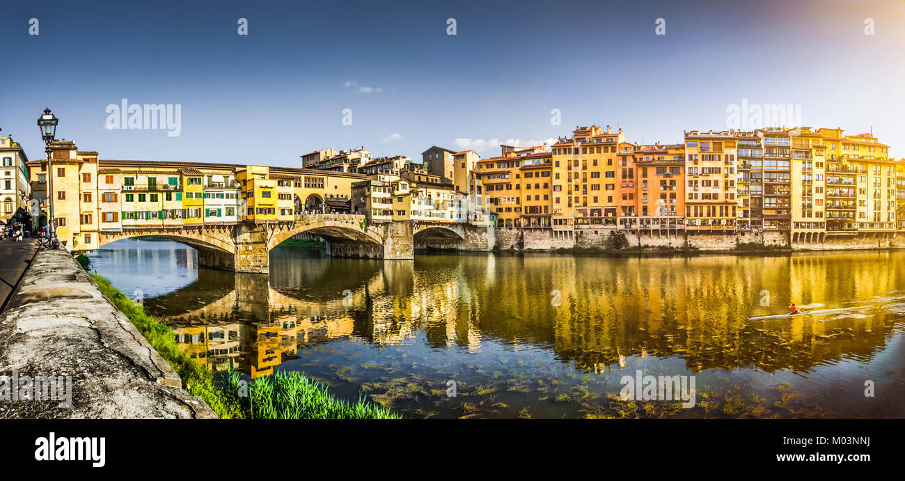 Vista panoramica del famoso Ponte Vecchio con il fiume Arno al tramonto in Firenze, Toscana, Italia Foto Stock
