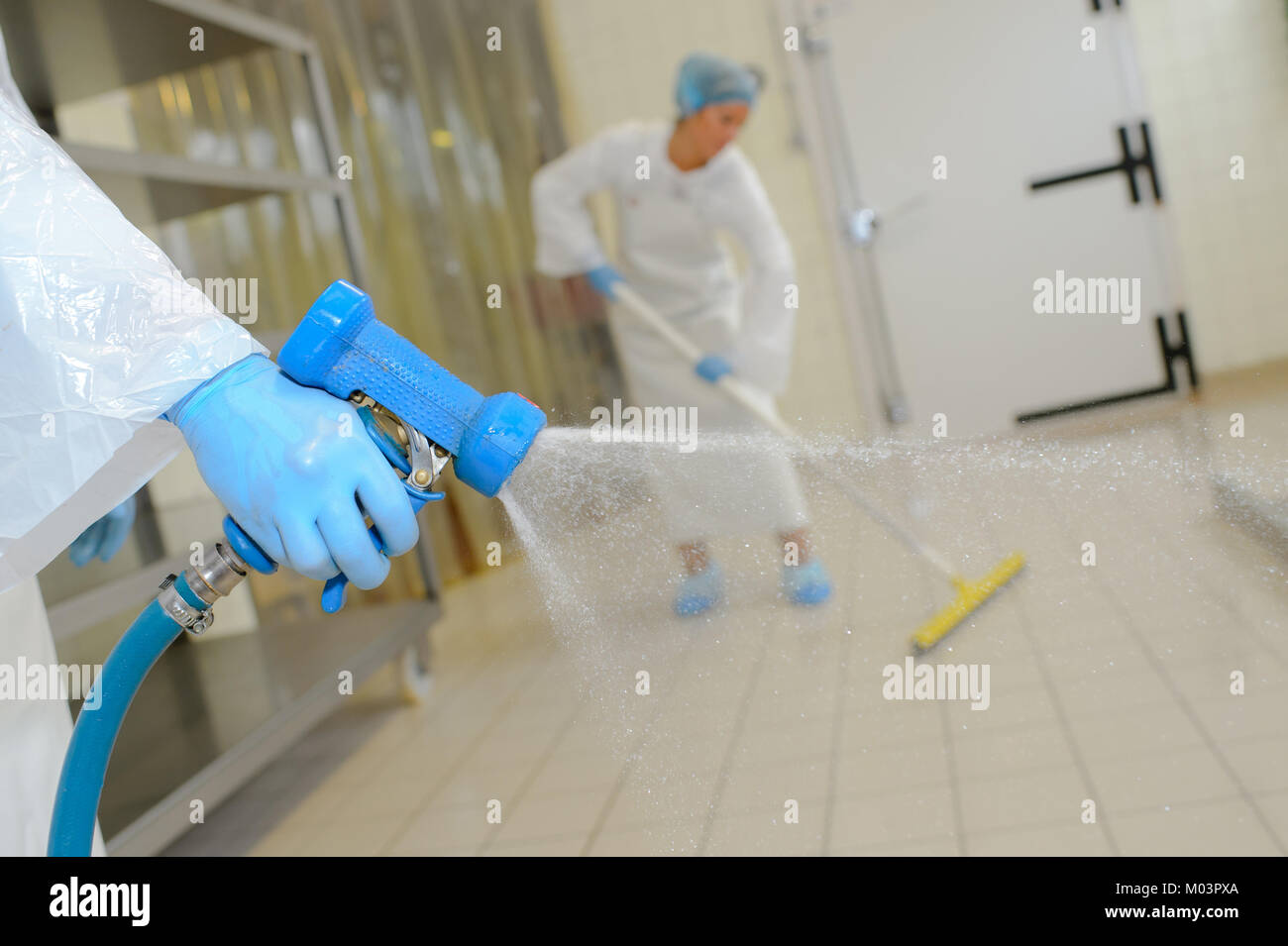 Il lavaggio di un pavimento di fabbrica Foto Stock