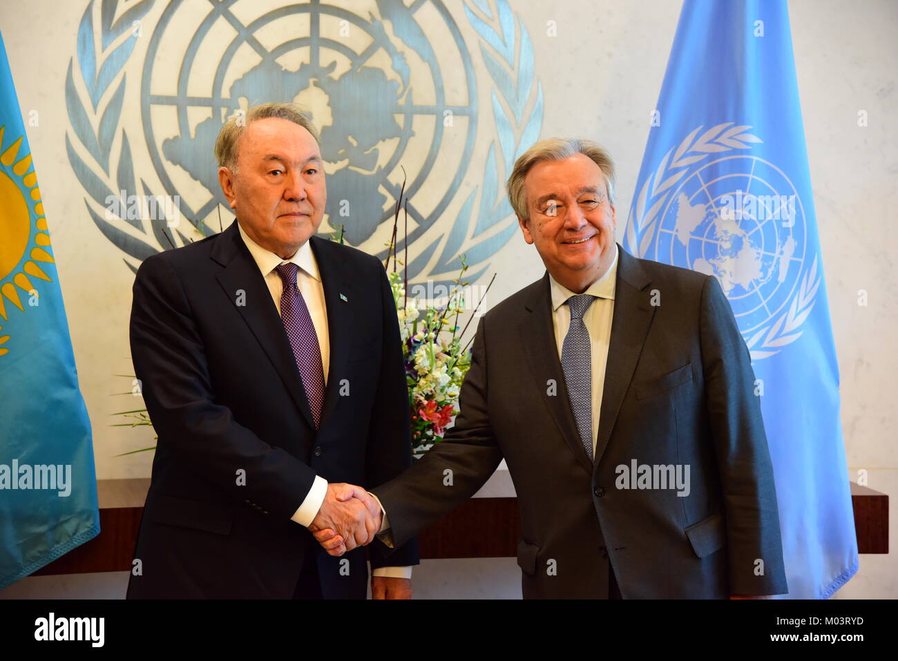La città di New York, Stati Uniti. 18 gennaio, 2018. Con il Kazakistan assumendo presidenza del Consiglio di Sicurezza delle Nazioni Unite per il mese di gennaio, Kazakistan il presidente Nursultan Nazarbayev ha ufficialmente accolti dal Segretario Generale delle Nazioni Unite Antonio Guterres e ha firmato il libro degli ospiti Credito: Andy Katz/Pacific Press/Alamy Live News Foto Stock
