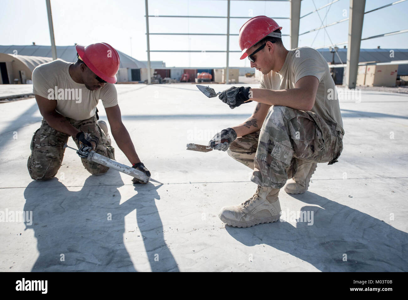 Avieri dal 557th Expeditionary ingegnere rapidamente dispiegabile operativi pesanti riparare Squadron Engineers (rosso) cavallo Squadron il lavoro su una nuova struttura che ospiterà il 557th ERHS manutenzione del veicolo Al Udeid Air Base, Qatar, Dic 20, 2017. Il 557th ERHS ha oltre 200 Airman che si specializzano in processi che includono attrezzature pesanti operatori; riscaldamento, ventilazione e aria condizionata tecnici; strutture specialisti; elettricisti e idraulici, distribuito attraverso gli Stati Uniti Comando centrale area di responsabilità. (U.S. Air National Guard Foto Stock