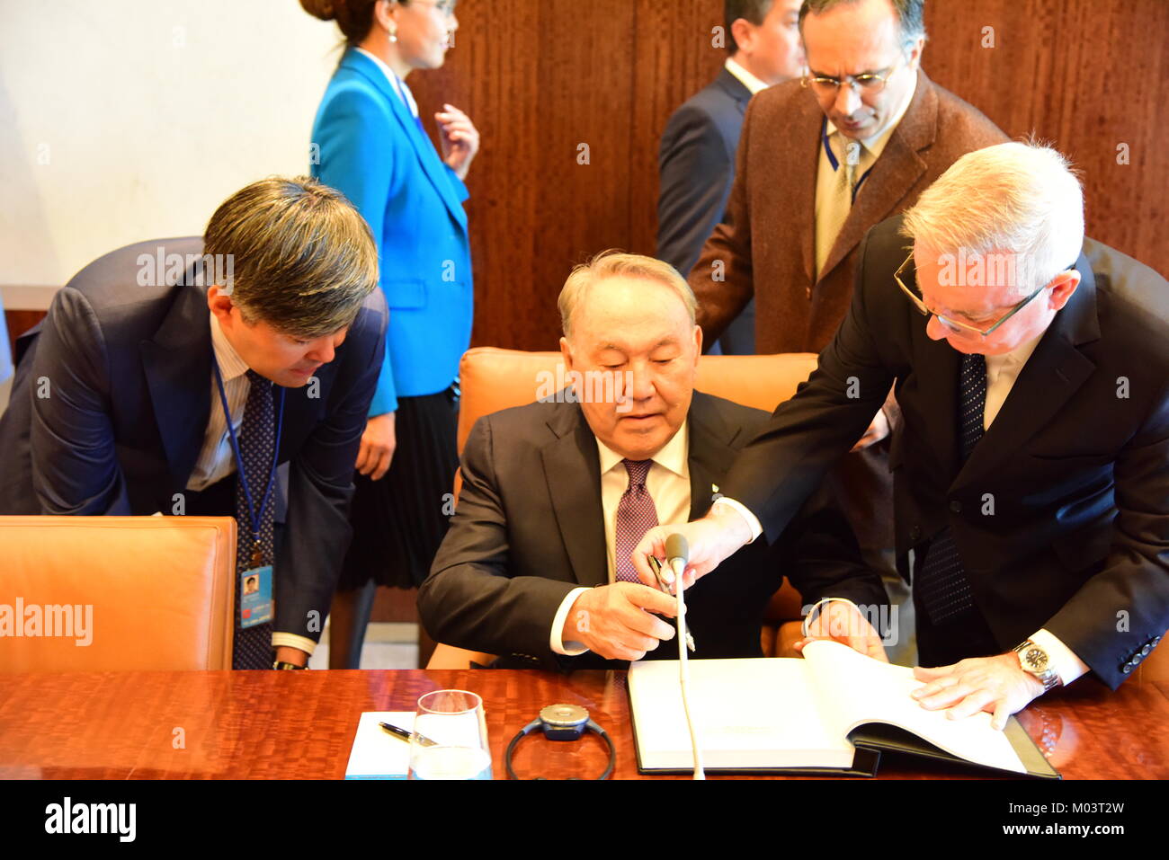La città di New York, Stati Uniti. 18 gennaio, 2018. Con il Kazakistan assumendo presidenza del Consiglio di Sicurezza delle Nazioni Unite per il mese di gennaio, Kazakistan il presidente Nursultan Nazarbayev ha ufficialmente accolti dal Segretario Generale delle Nazioni Unite Antonio Guterres e ha firmato il libro degli ospiti Credito: Andy Katz/Pacific Press/Alamy Live News Foto Stock