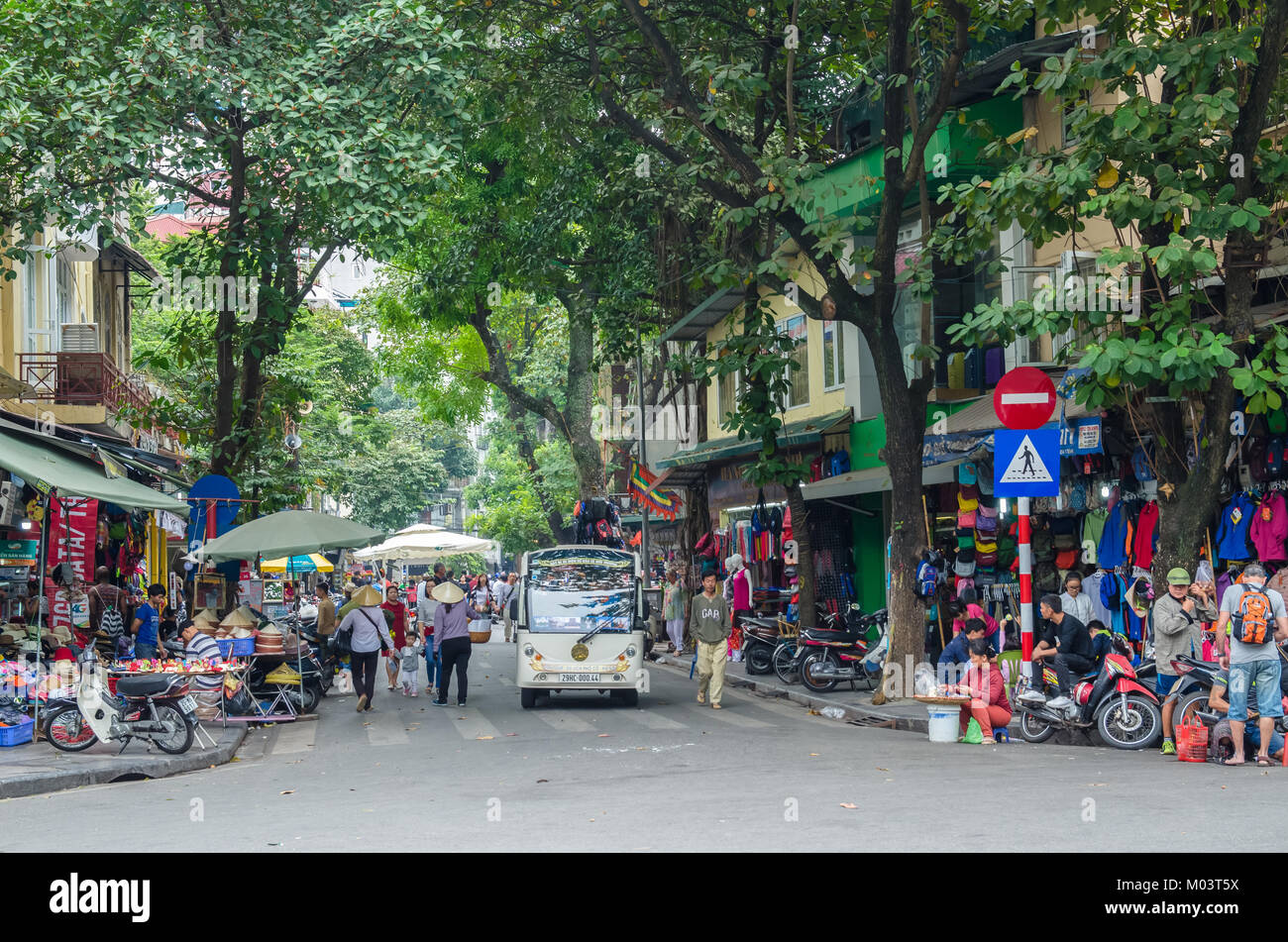 Hanoi, Vietnam - Novembre 5,2017 : Vista di street view in Hanoi Old Quarter, capitale del Vietnam. Le persone possono vedere esplorare intorno ad esso. Foto Stock