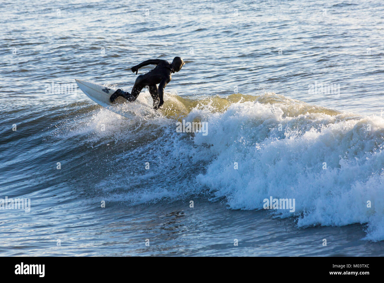 Bournemouth Dorset, Regno Unito. 18 gennaio, 2018. Regno Unito: meteo dopo una molto ventoso notte una bella giornata di sole a Bournemouth Beach. Surfers rendono la maggior parte delle grandi onde e instabile dei mari. Surfer a cavallo di un onda. Credito: Carolyn Jenkins/Alamy Live News Credito: Carolyn Jenkins/Alamy Live News Foto Stock