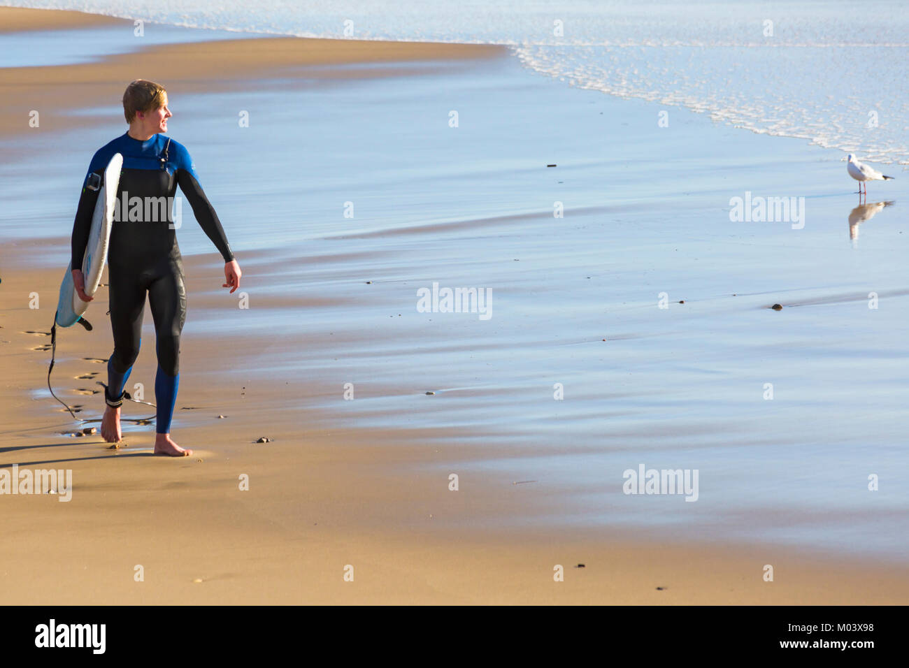 Bournemouth Dorset, Regno Unito. 18 gennaio, 2018. Regno Unito: meteo dopo una molto ventoso notte una bella giornata di sole a Bournemouth Beach. Surfer passeggiate lungo la riva del mare pronto per effettuare la maggior parte delle grandi onde e instabile dei mari. Surfer camminando lungo la riva del mare che guarda al mare. Credito: Carolyn Jenkins/Alamy Live News Foto Stock