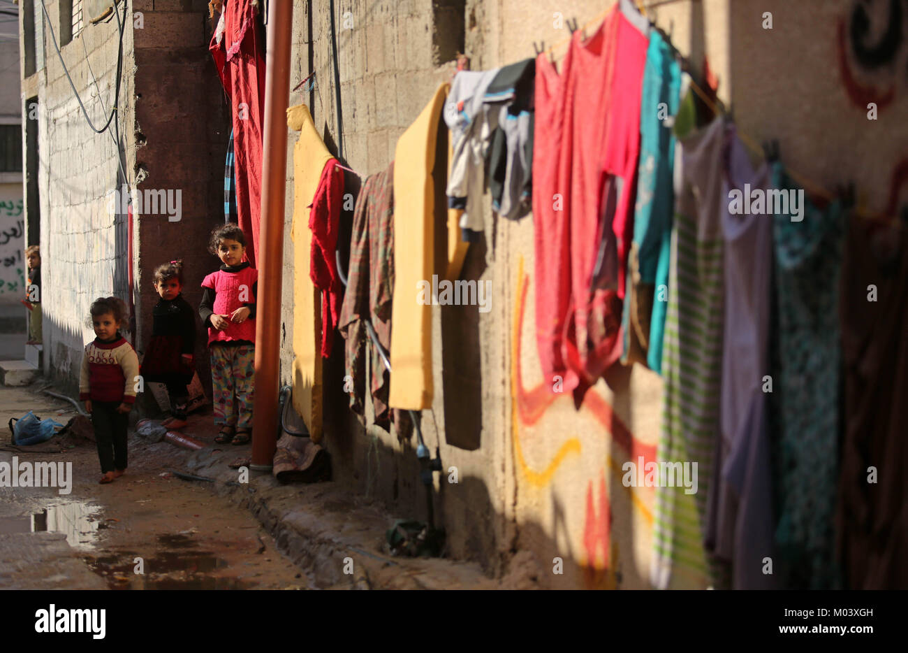 La città di Gaza, Striscia di Gaza, Territori palestinesi. 18 gennaio, 2018. Bambini palestinesi stand al di fuori della loro casa di famiglia a al-Shati Refugee Camp di Gaza City il 18 gennaio 2018 Credit: Ashraf Amra/immagini APA/ZUMA filo/Alamy Live News Foto Stock