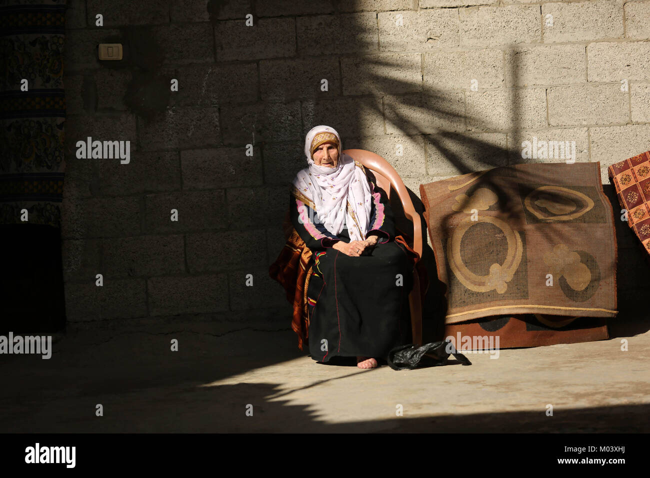 La città di Gaza, Striscia di Gaza, Territori palestinesi. 18 gennaio, 2018. Una donna Palestinese si trova al di fuori della sua casa di al-Shati Refugee Camp di Gaza City il 18 gennaio 2018 Credit: Ashraf Amra/immagini APA/ZUMA filo/Alamy Live News Foto Stock