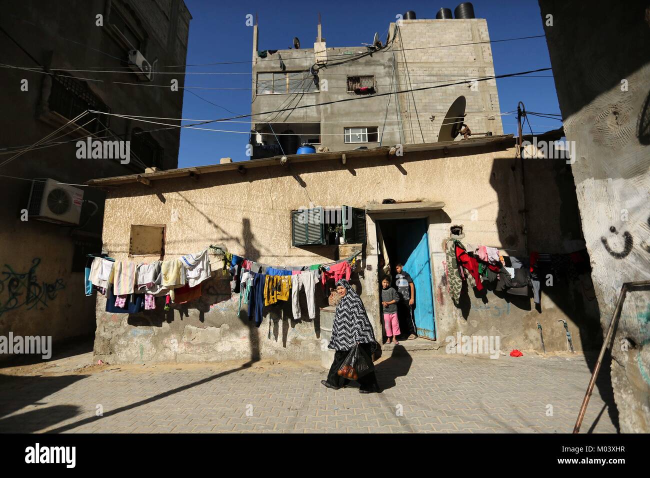 La città di Gaza, Striscia di Gaza, Territori palestinesi. 18 gennaio, 2018. Una donna Palestinese passeggiate in strada di al-Shati Refugee Camp di Gaza City il 18 gennaio 2018 Credit: Ashraf Amra/immagini APA/ZUMA filo/Alamy Live News Foto Stock