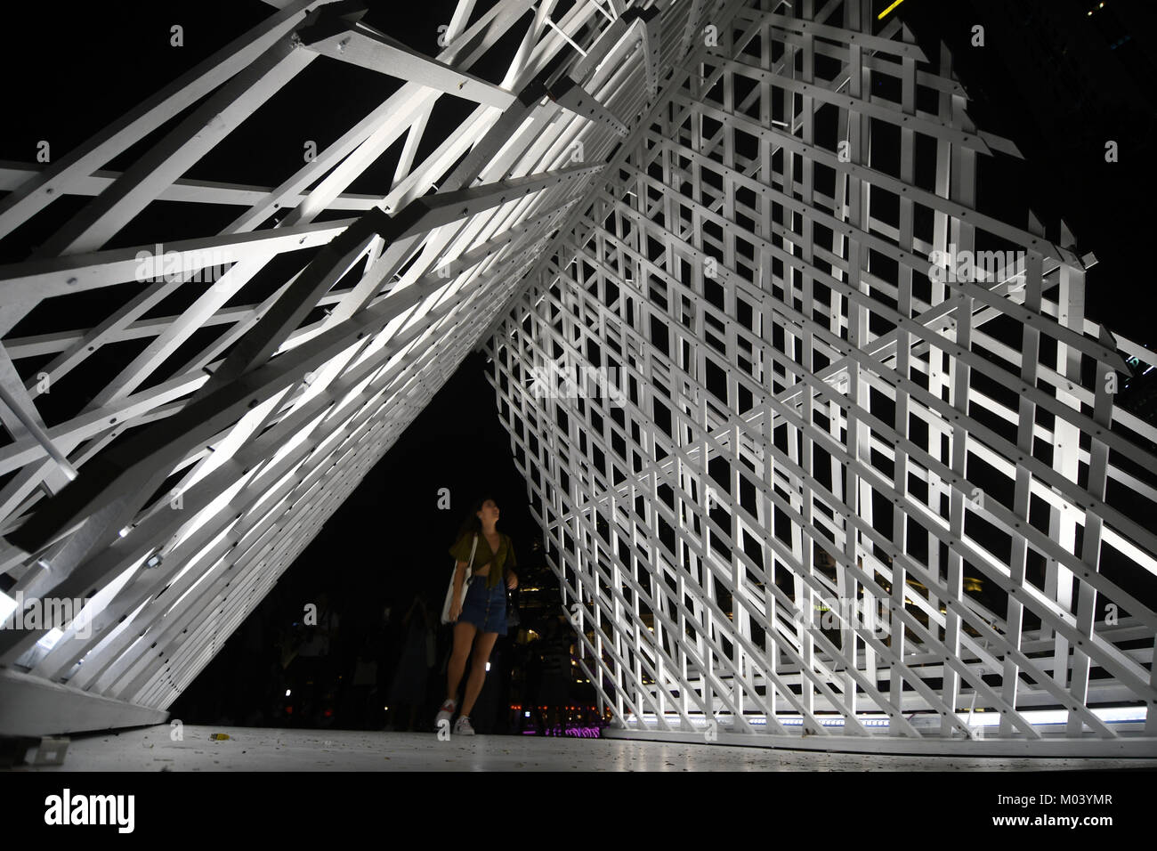 Singapore. 18 gennaio, 2018. Un visitatore viste alla luce delle proiezioni e per le installazioni presso la luce di notte Festival che si tiene a Singapore il Jan 18, 2018. La luce di notte Festival sarà tenuto dal Gen 19 al 28 in Singapore. Credito: Quindi Chih Wey/Xinhua/Alamy Live News Foto Stock